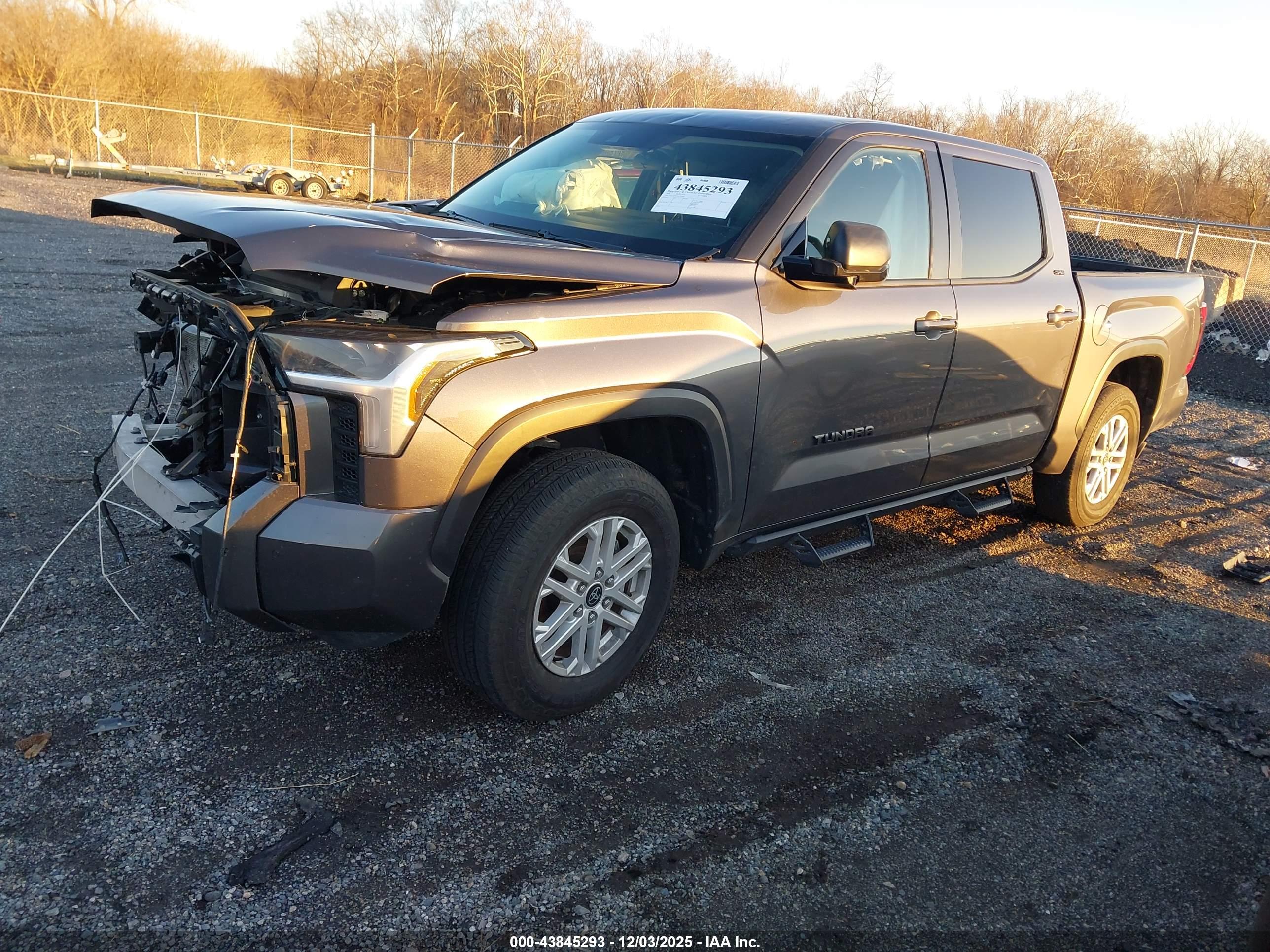 TOYOTA TUNDRA image 2