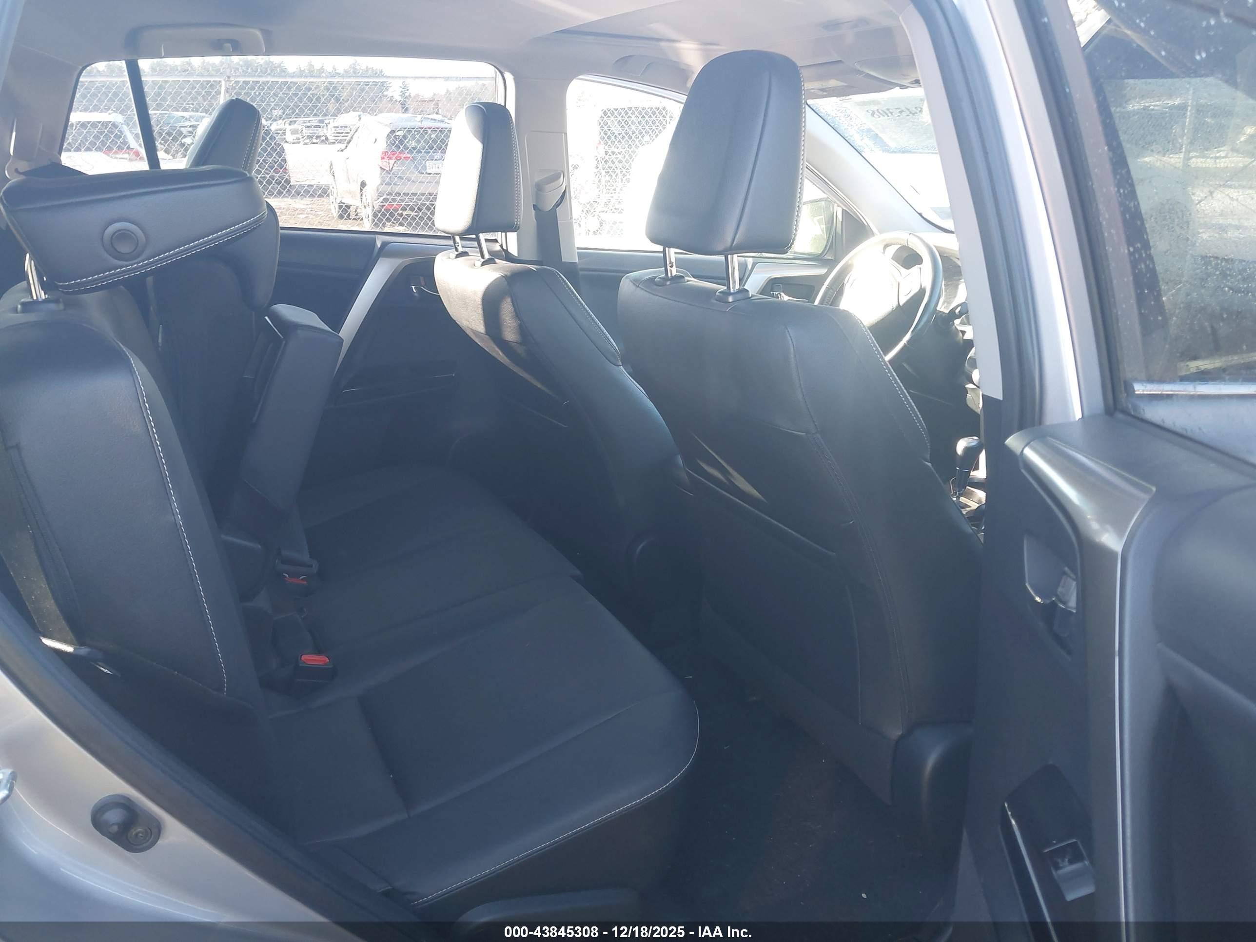 TOYOTA RAV4 image 8
