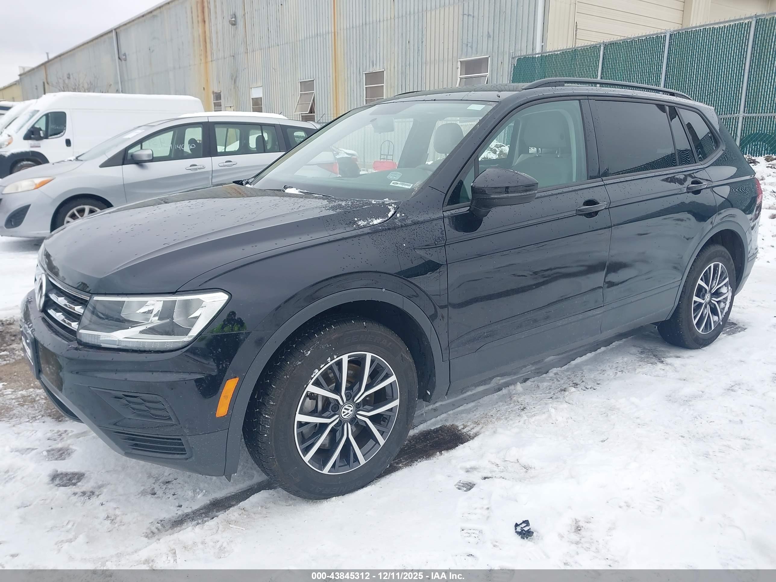 VOLKSWAGEN TIGUAN image 2