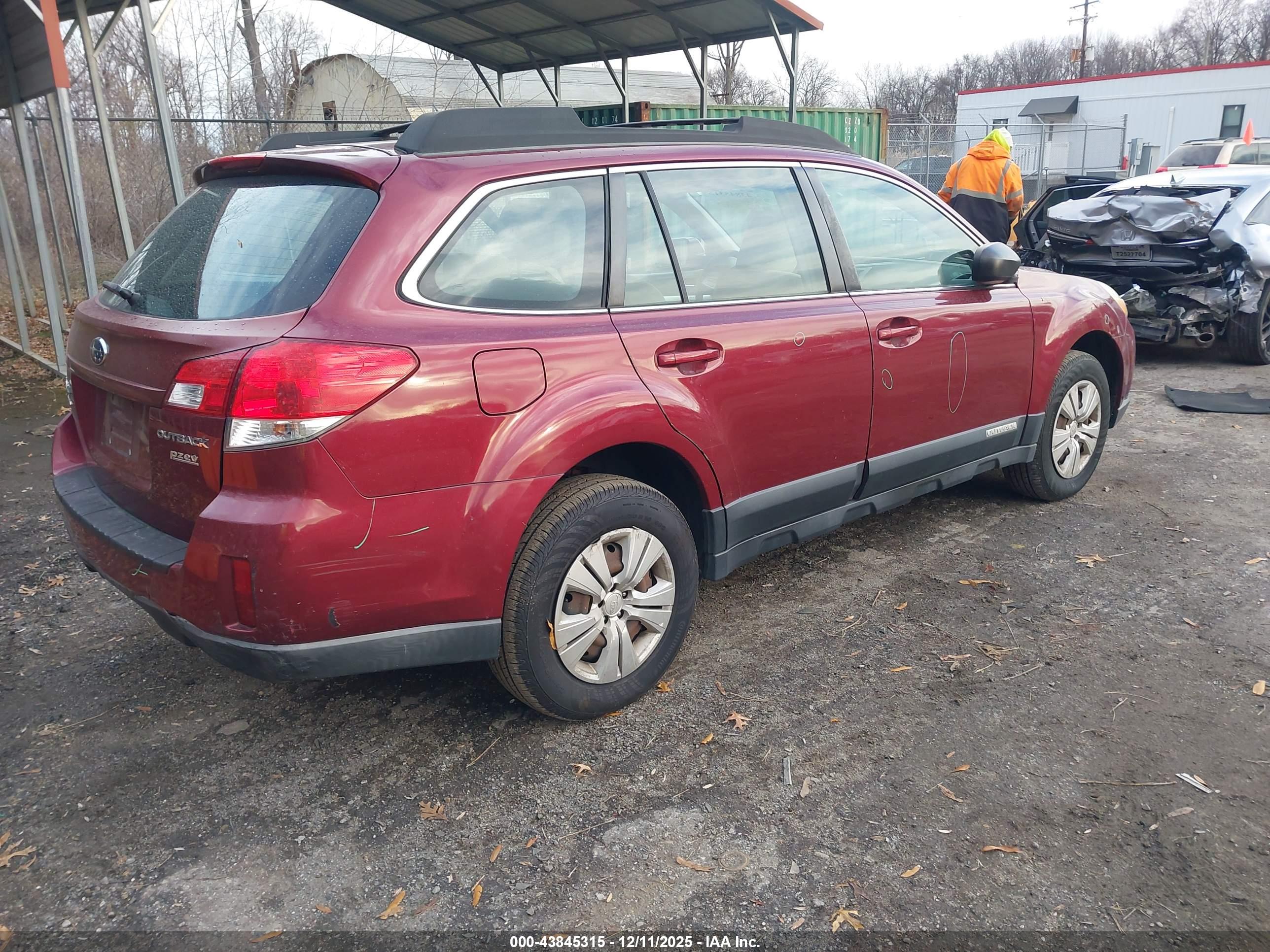 SUBARU OUTBACK image 4