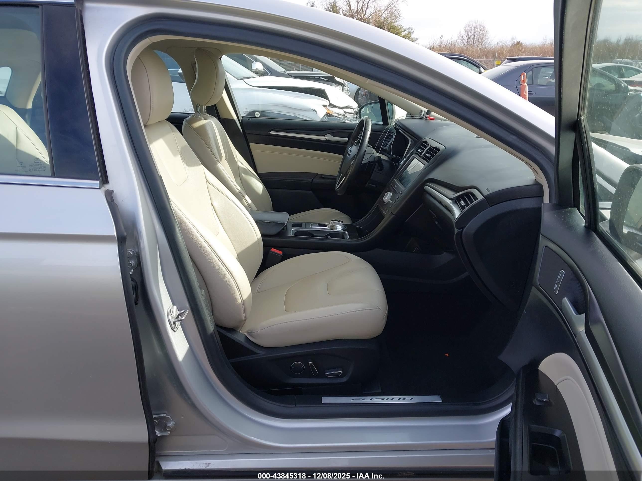 FORD FUSION image 5