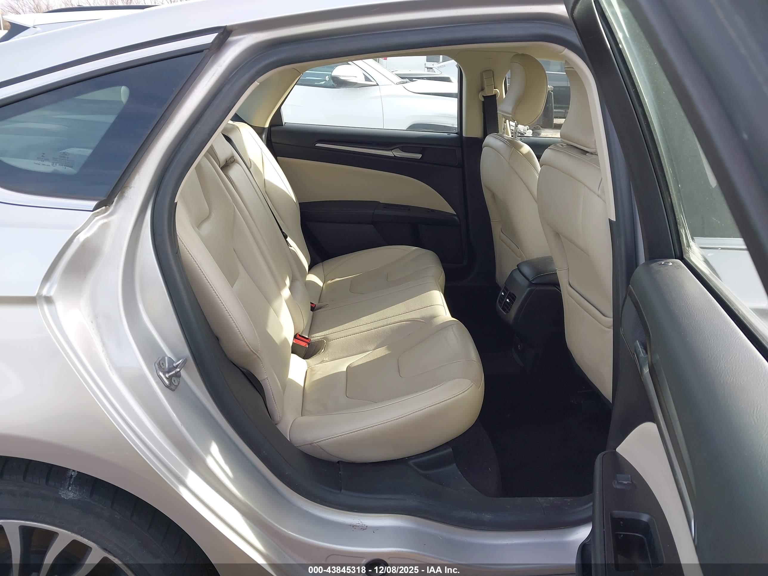FORD FUSION image 8