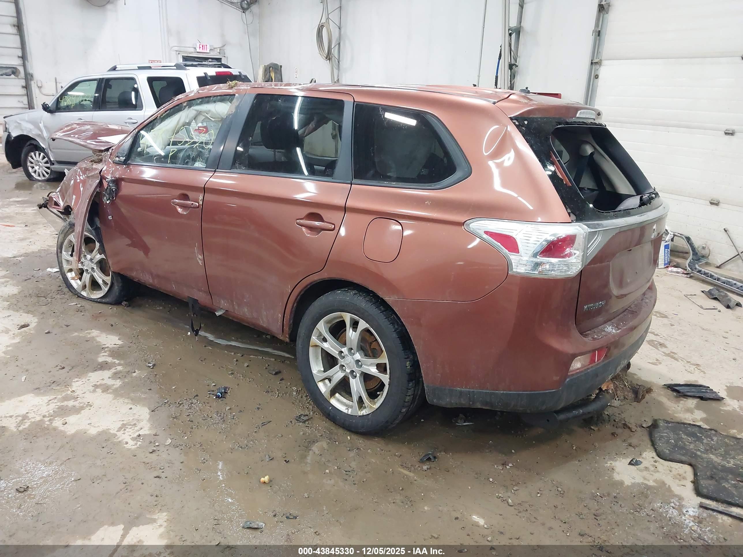 MITSUBISHI OUTLANDER image 3