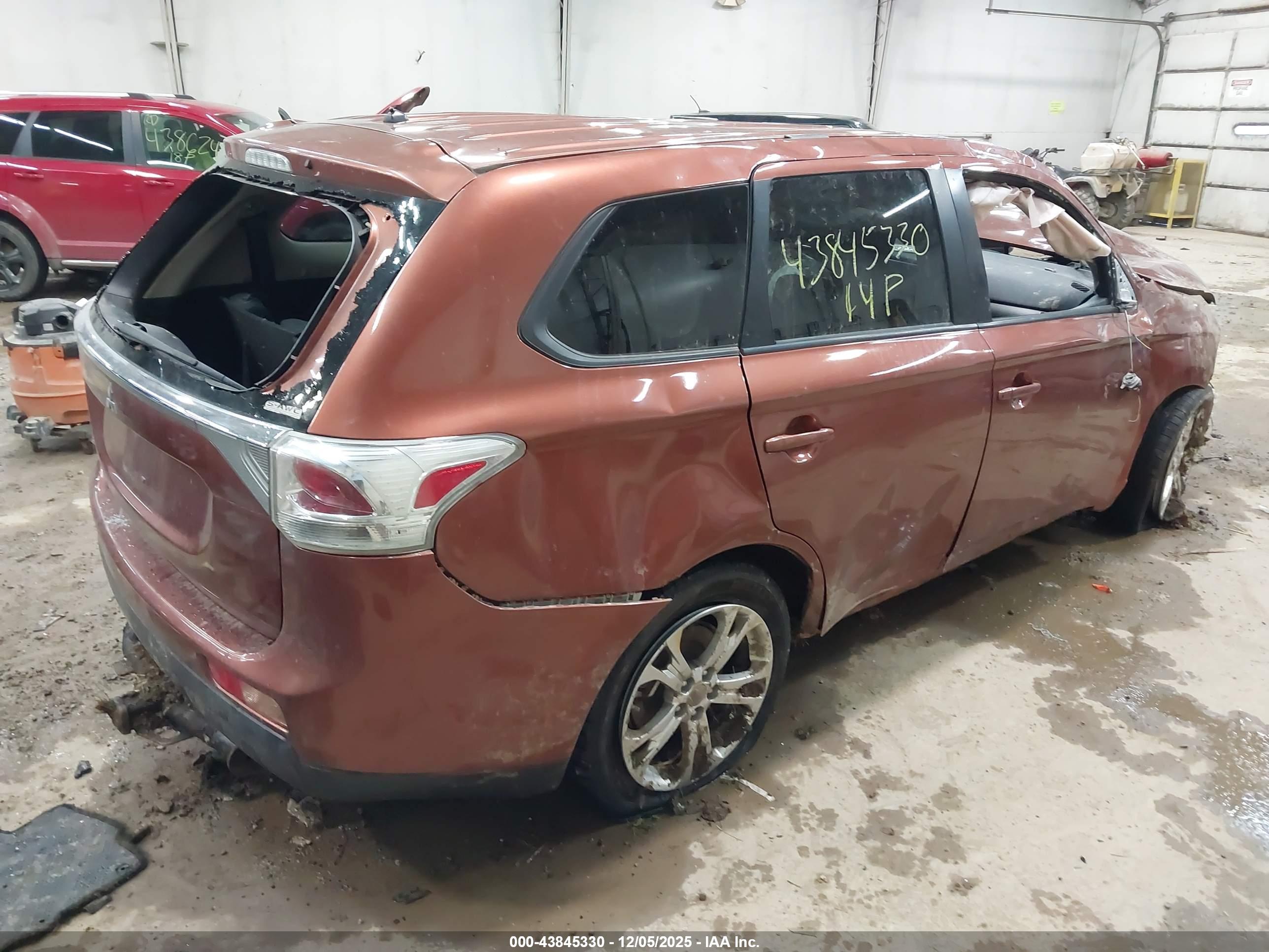 MITSUBISHI OUTLANDER image 4