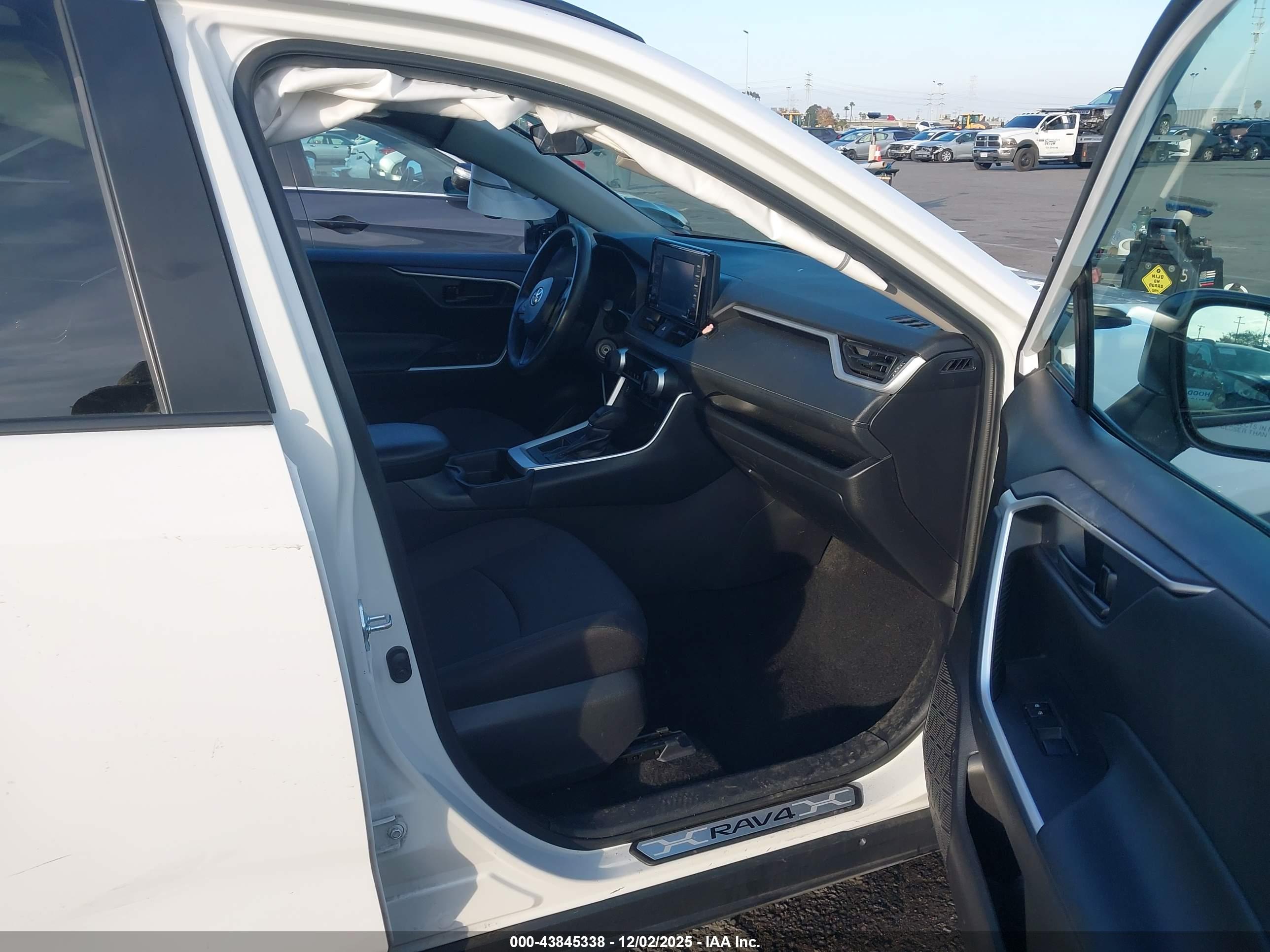 TOYOTA RAV4 image 5