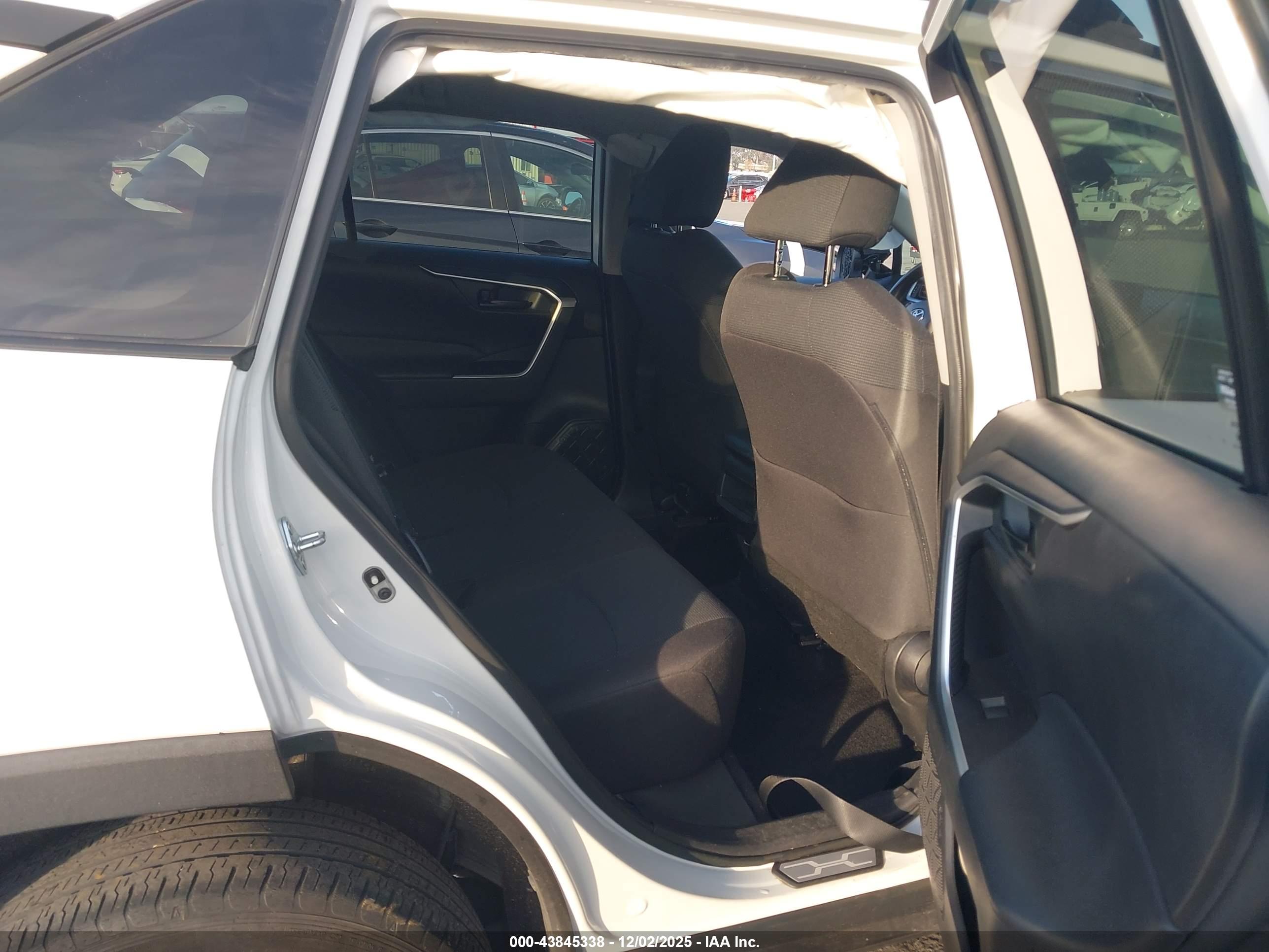 TOYOTA RAV4 image 8