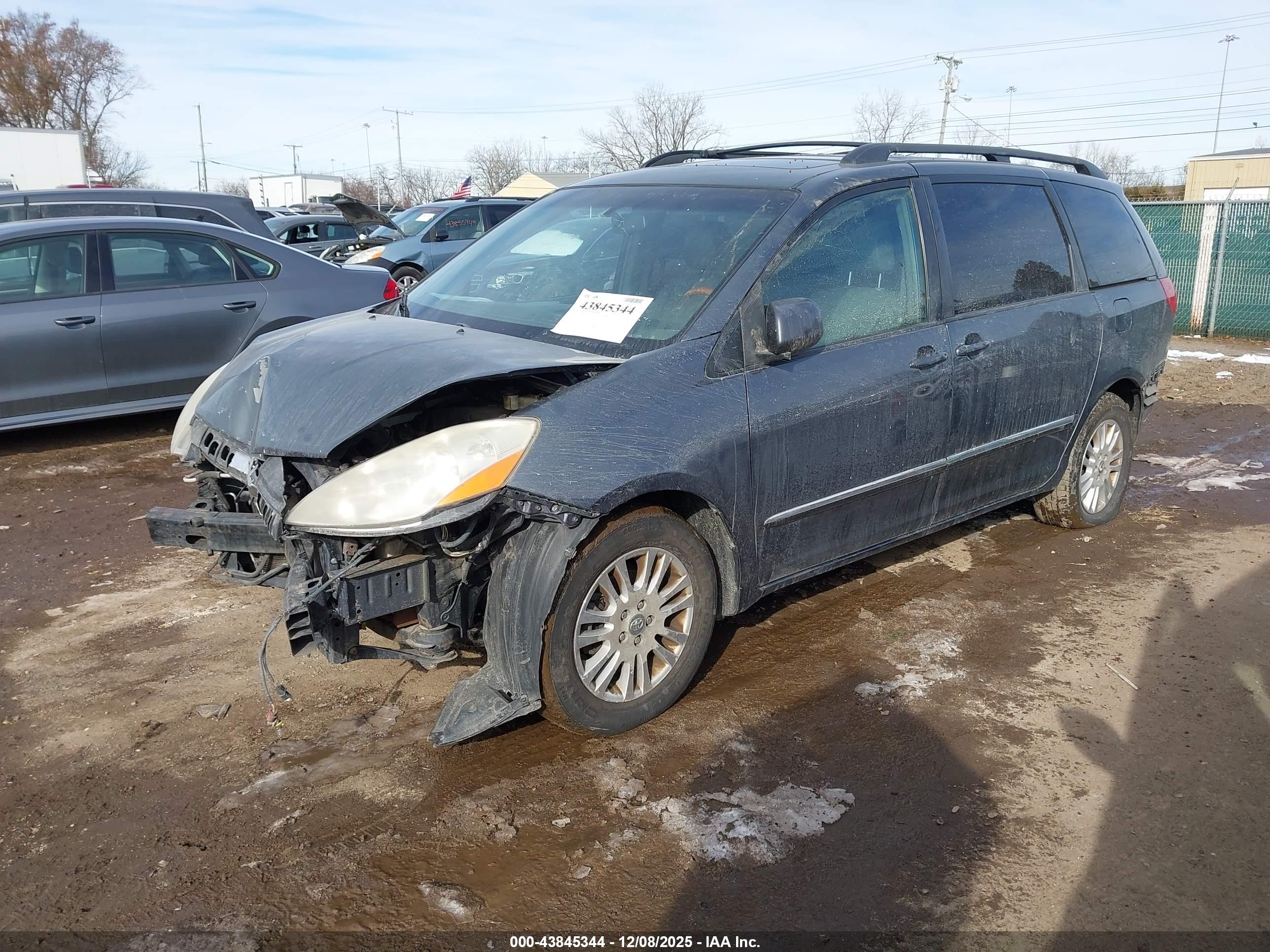 TOYOTA SIENNA image 2
