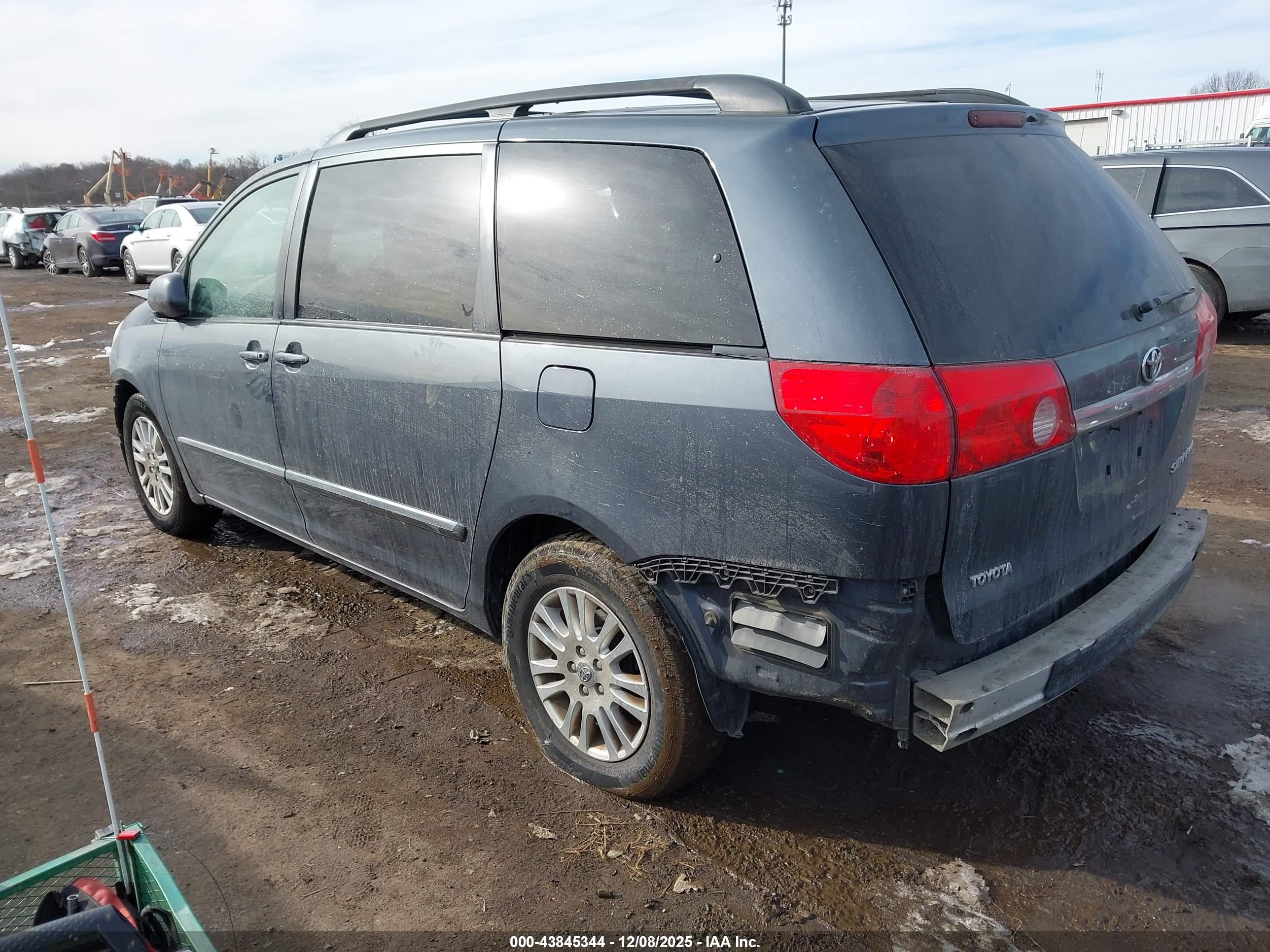 TOYOTA SIENNA image 3