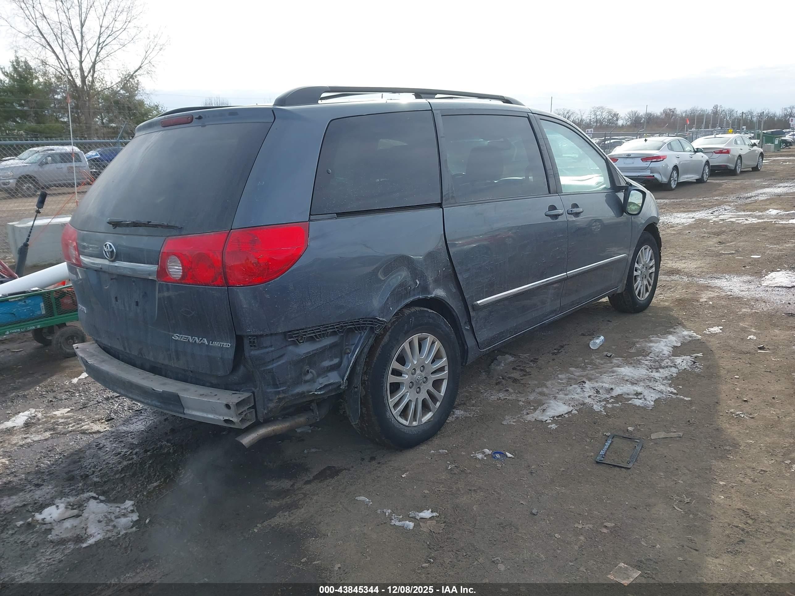 TOYOTA SIENNA image 4