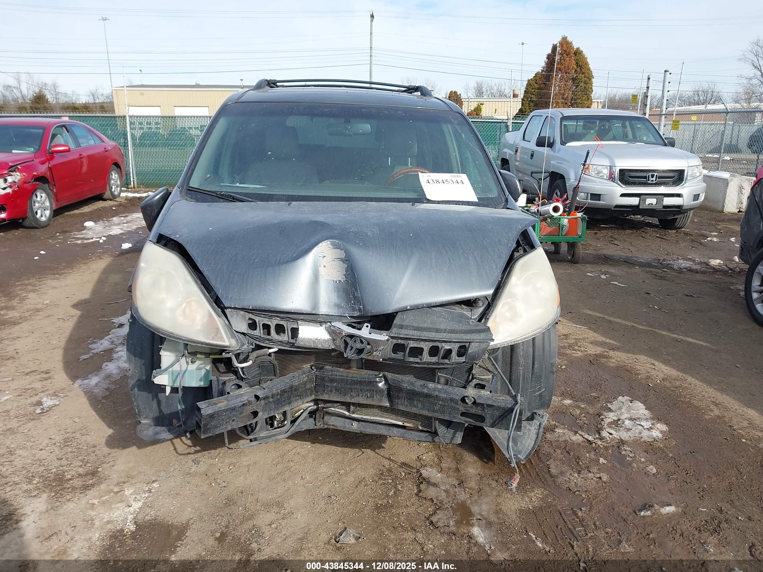 TOYOTA SIENNA image 6