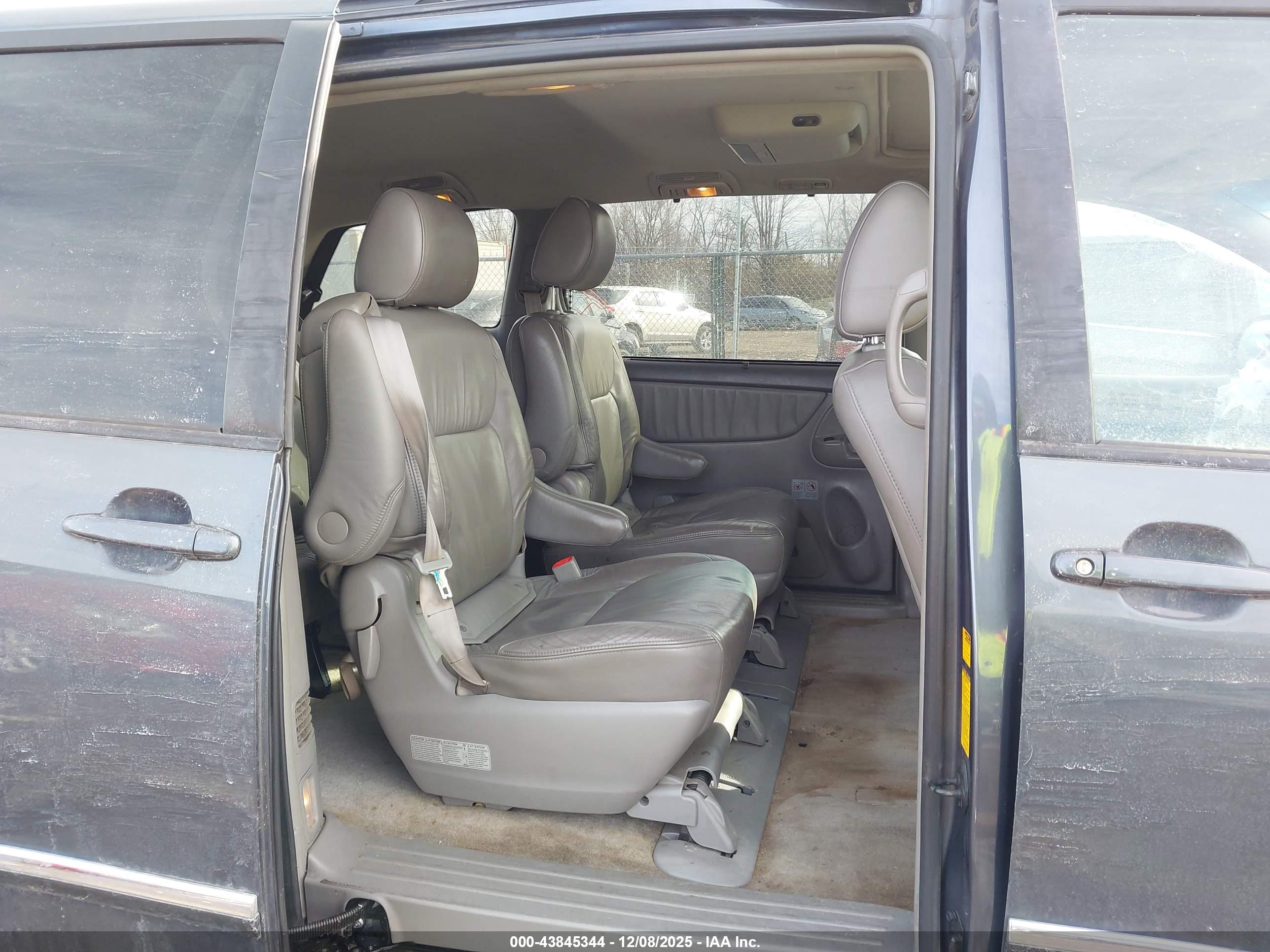 TOYOTA SIENNA image 8