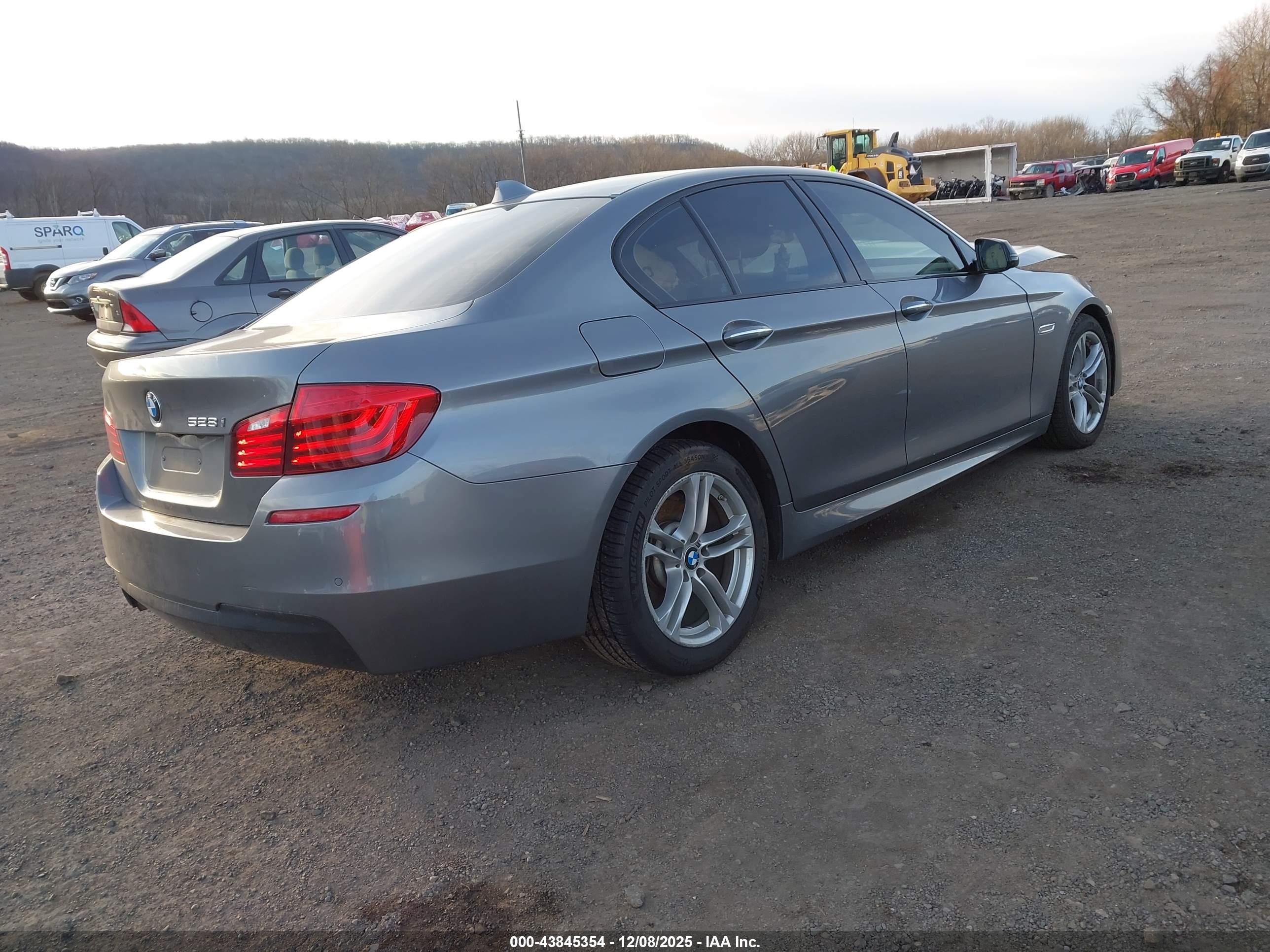 BMW 528I image 4