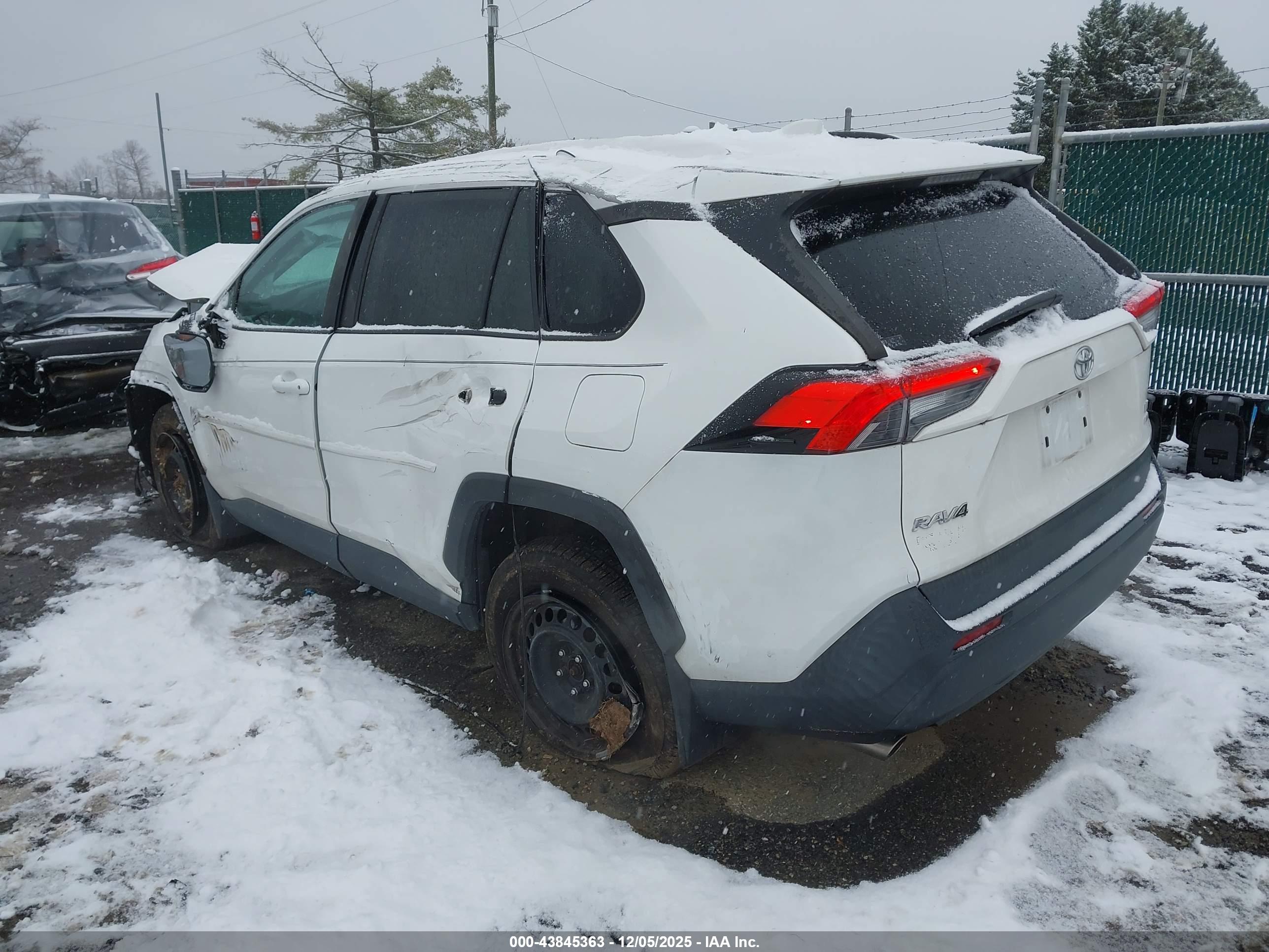 TOYOTA RAV4 image 3