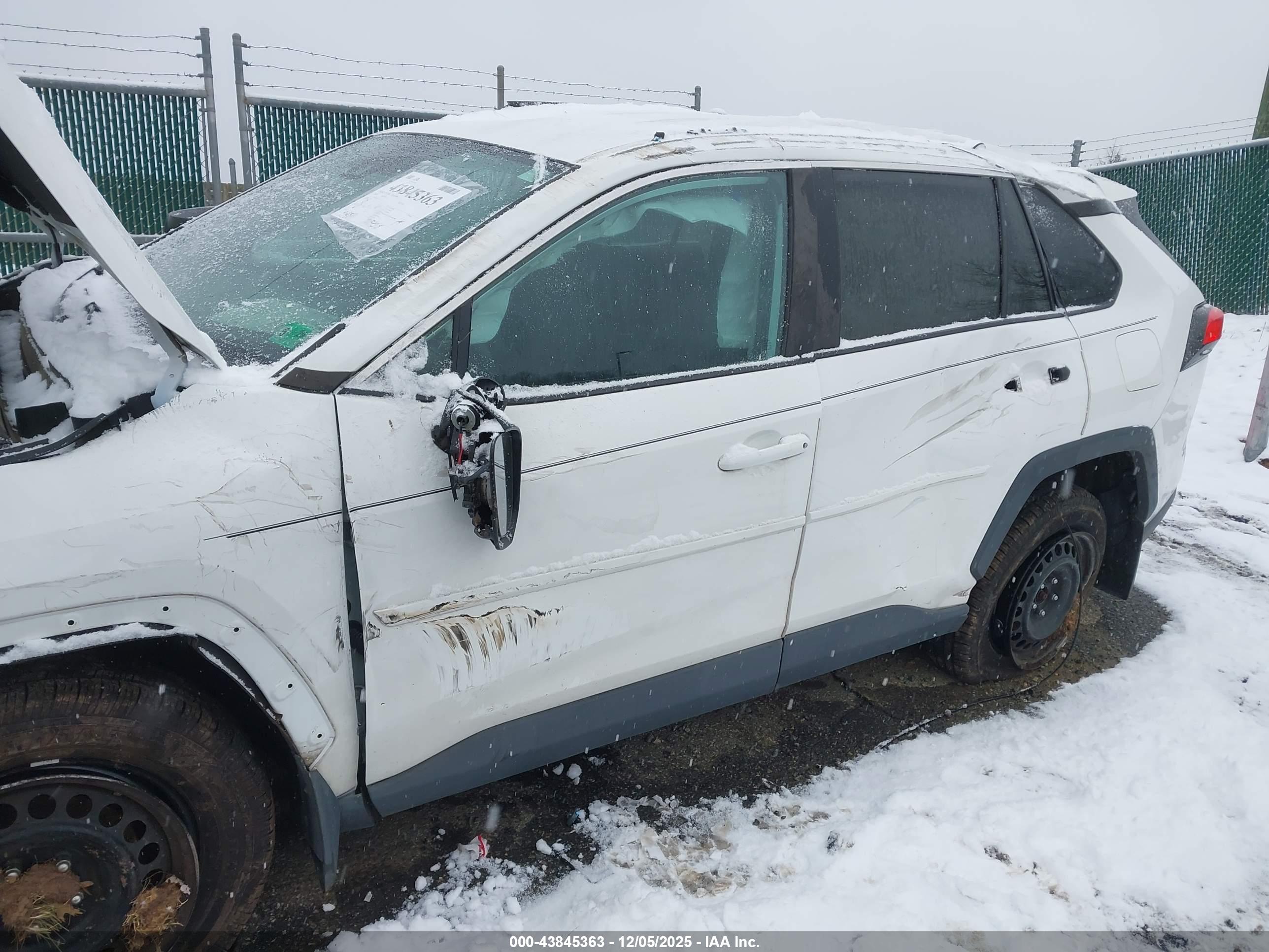 TOYOTA RAV4 image 6