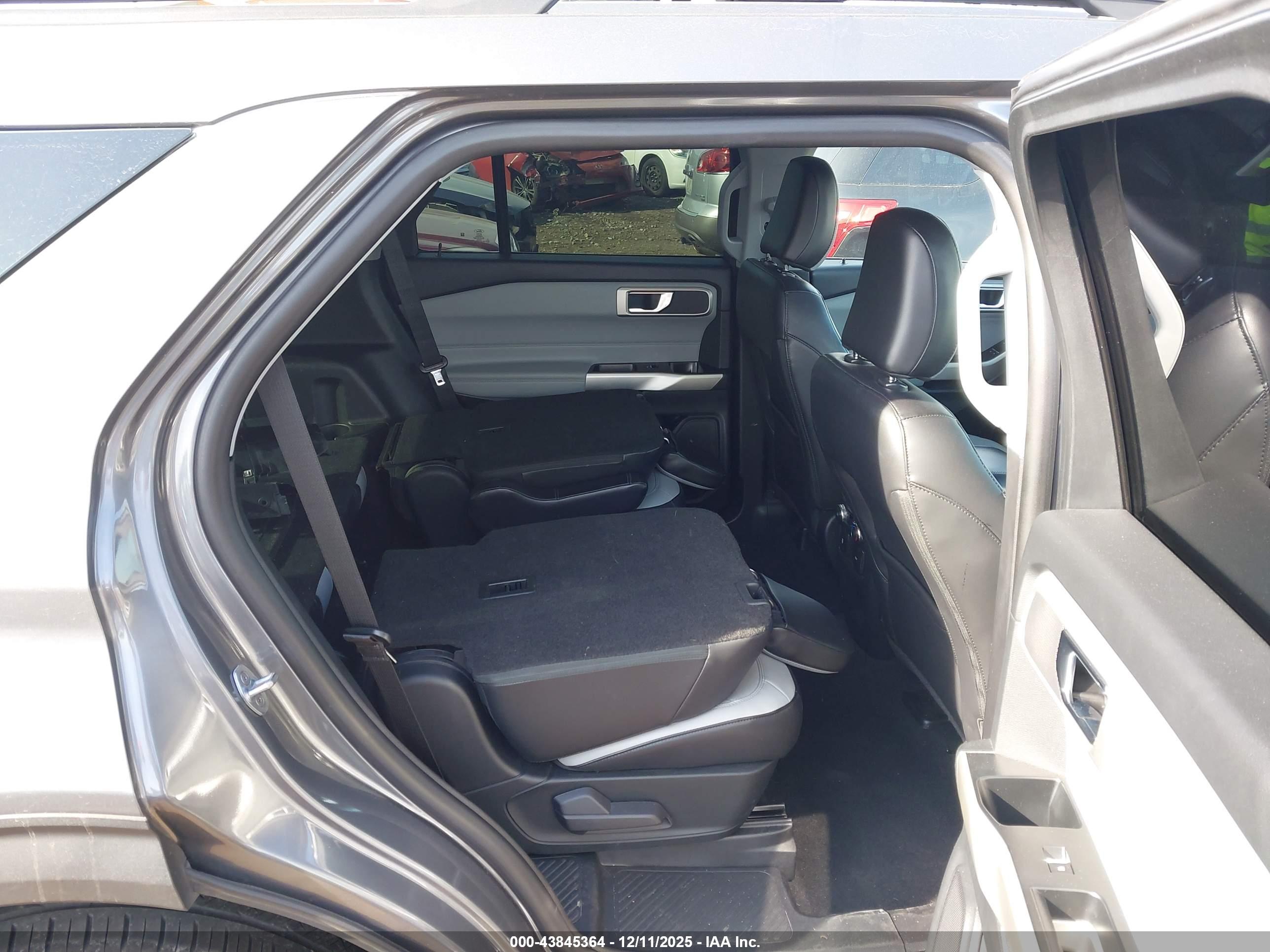 FORD EXPLORER image 8