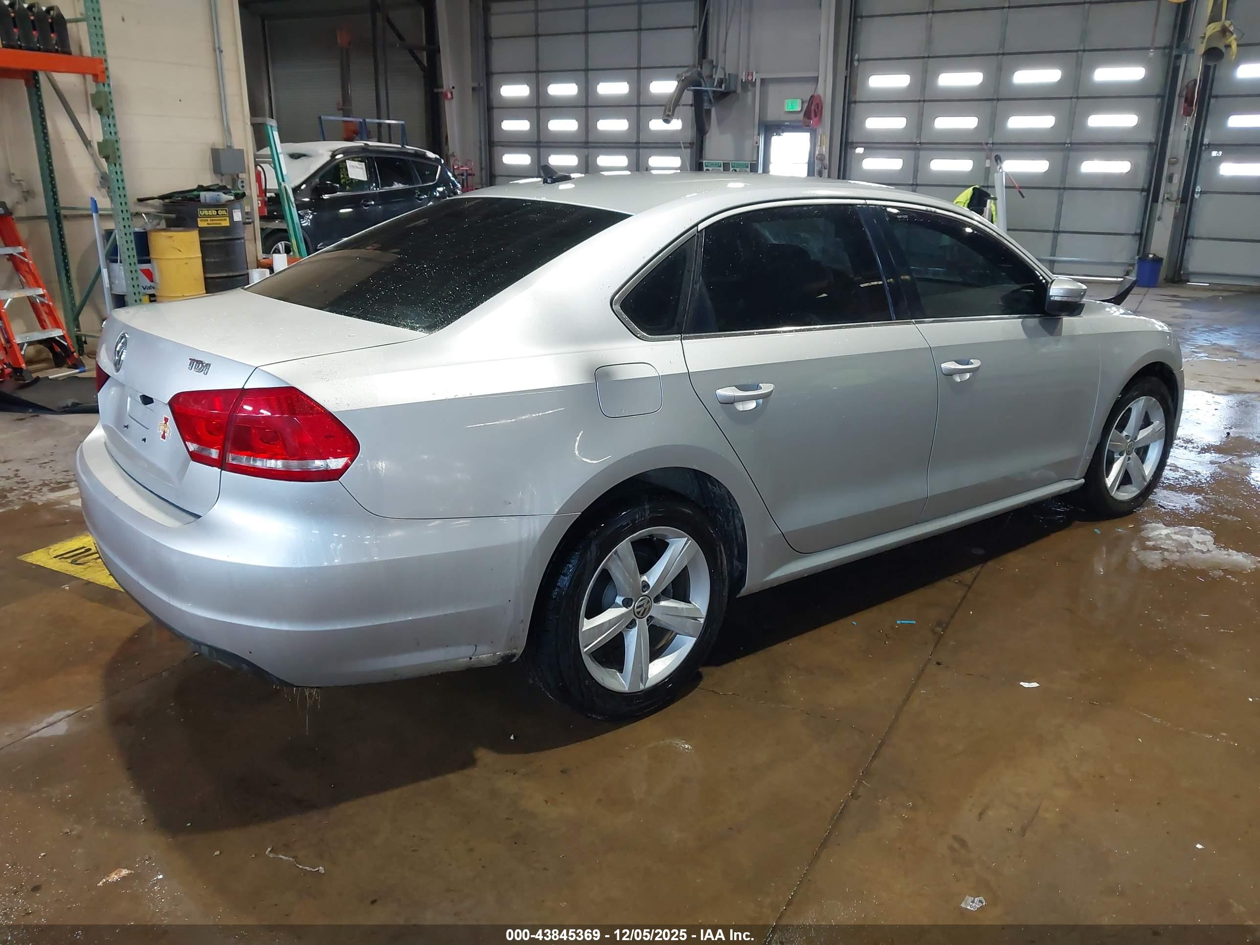VOLKSWAGEN PASSAT image 4