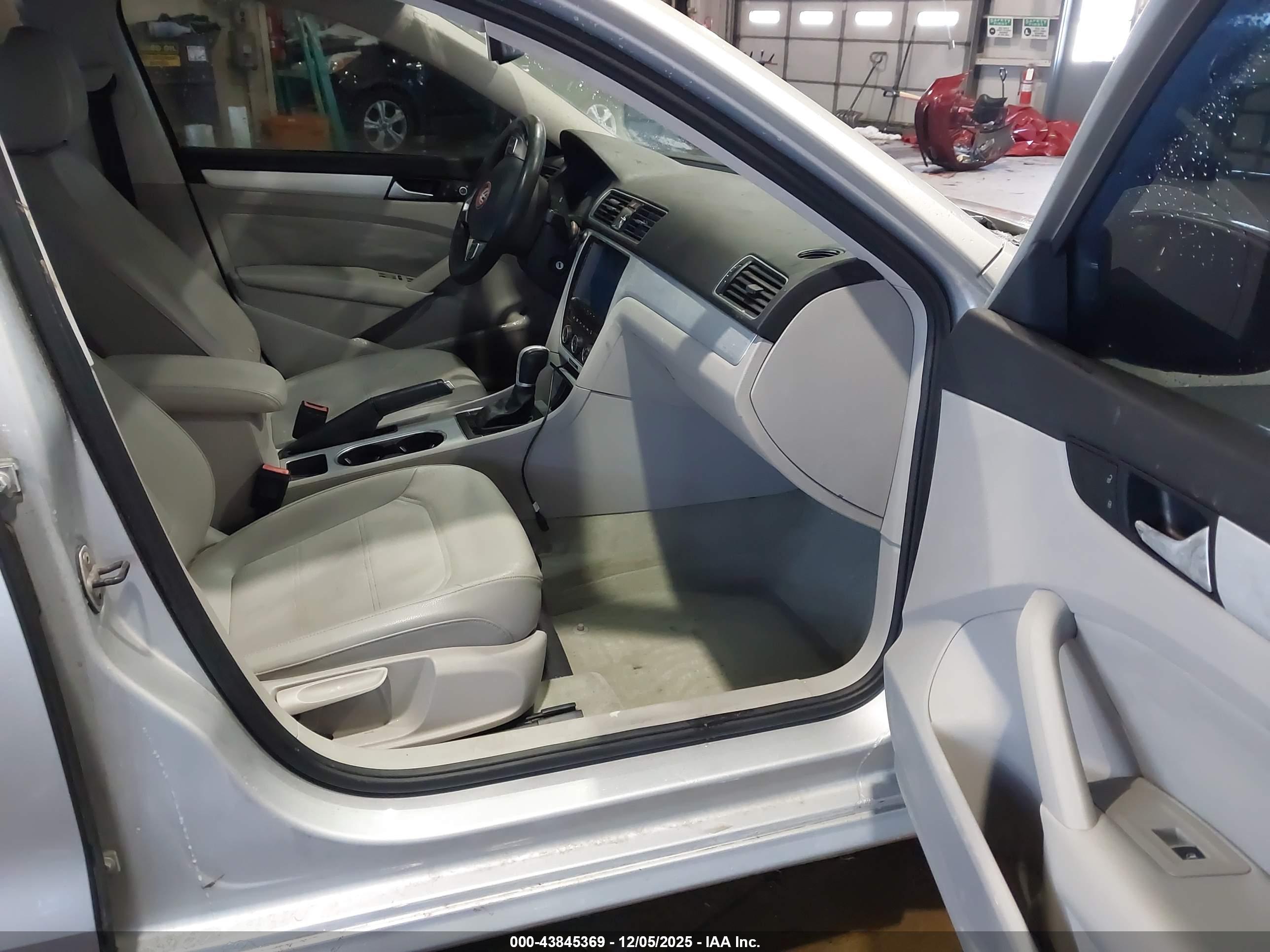 VOLKSWAGEN PASSAT image 5