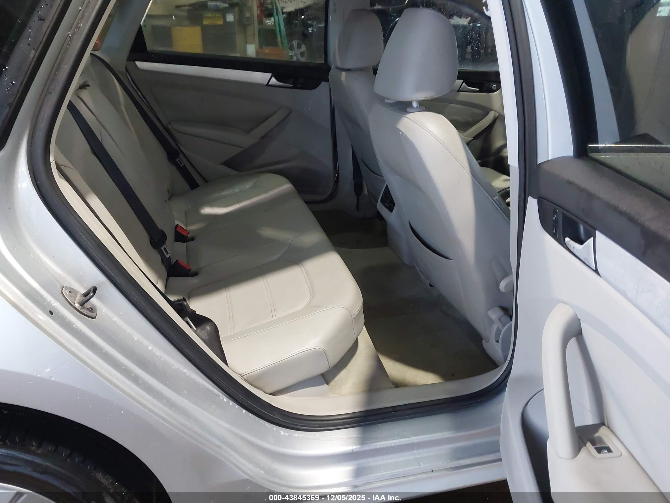 VOLKSWAGEN PASSAT image 8