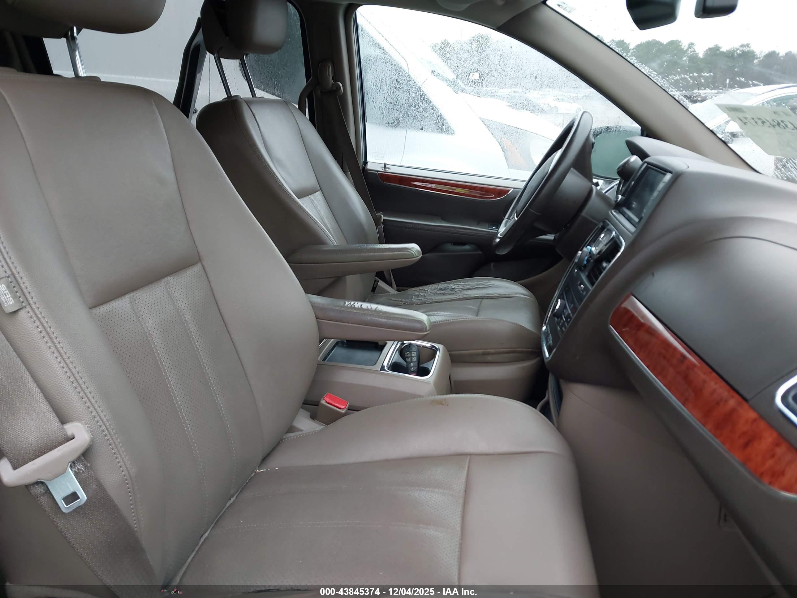 CHRYSLER TOWN image 5