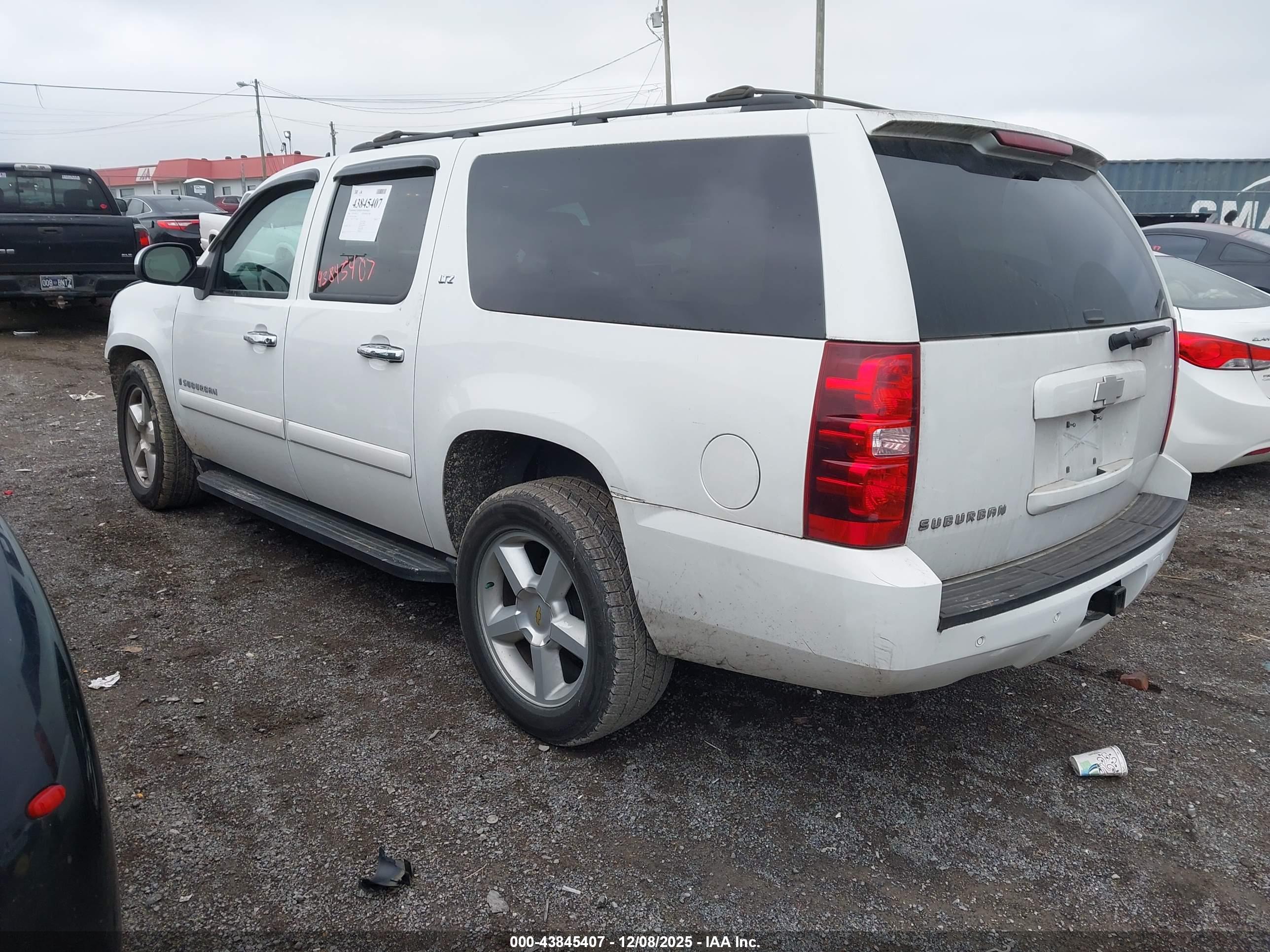 CHEVROLET SUBURBAN image 3