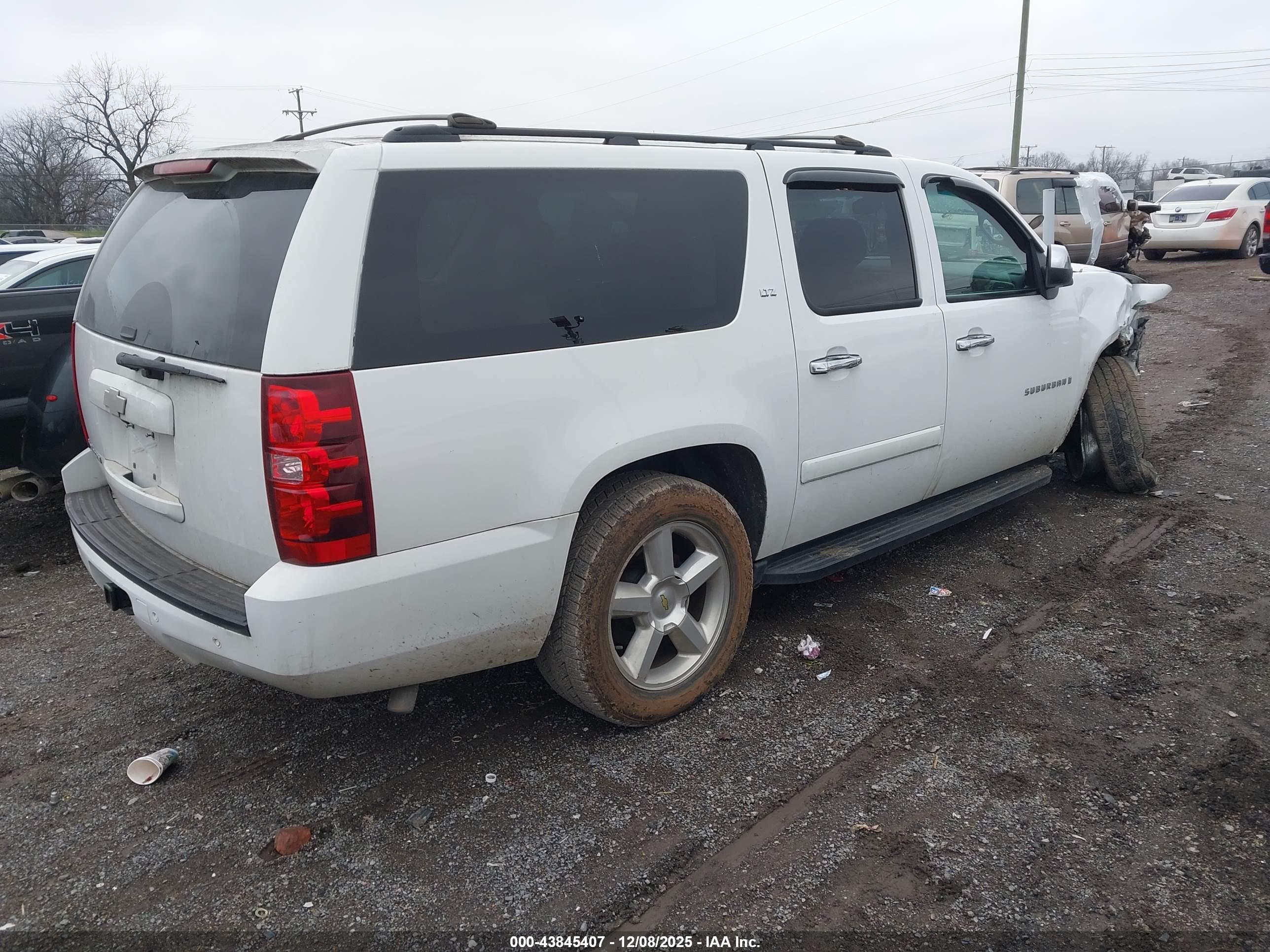 CHEVROLET SUBURBAN image 4