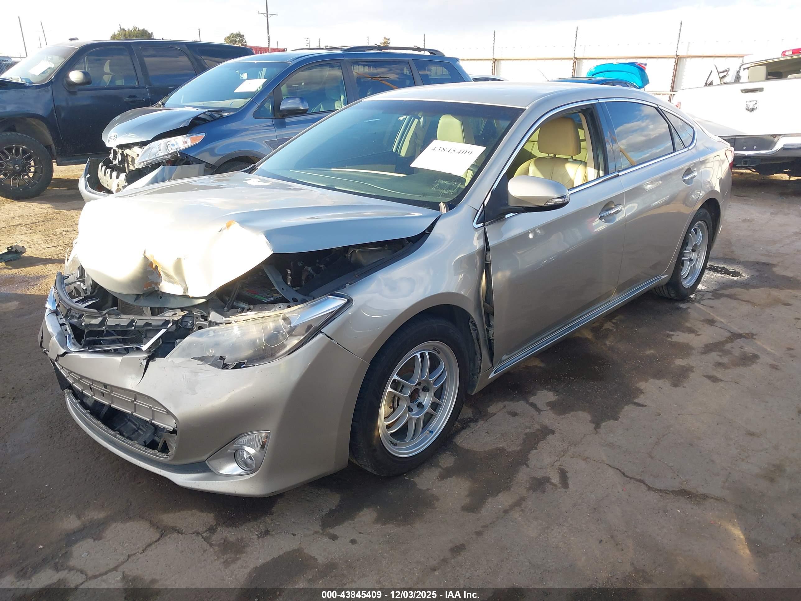 TOYOTA AVALON image 2