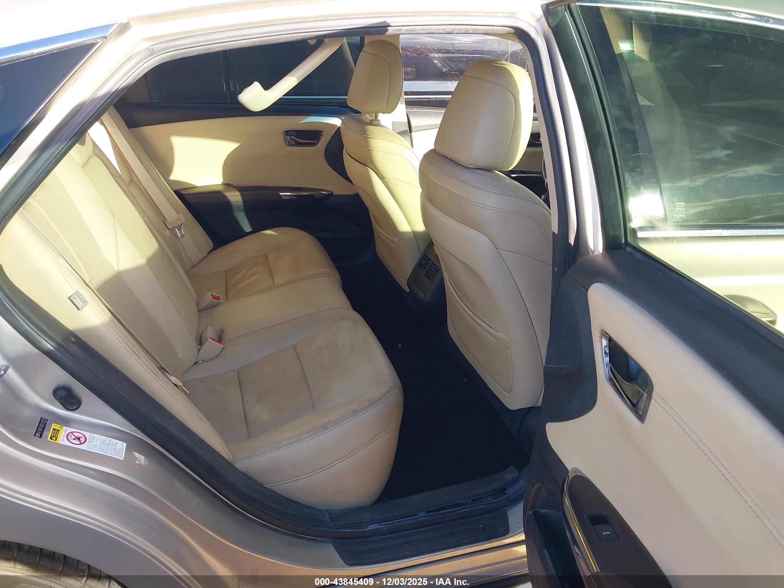 TOYOTA AVALON image 8