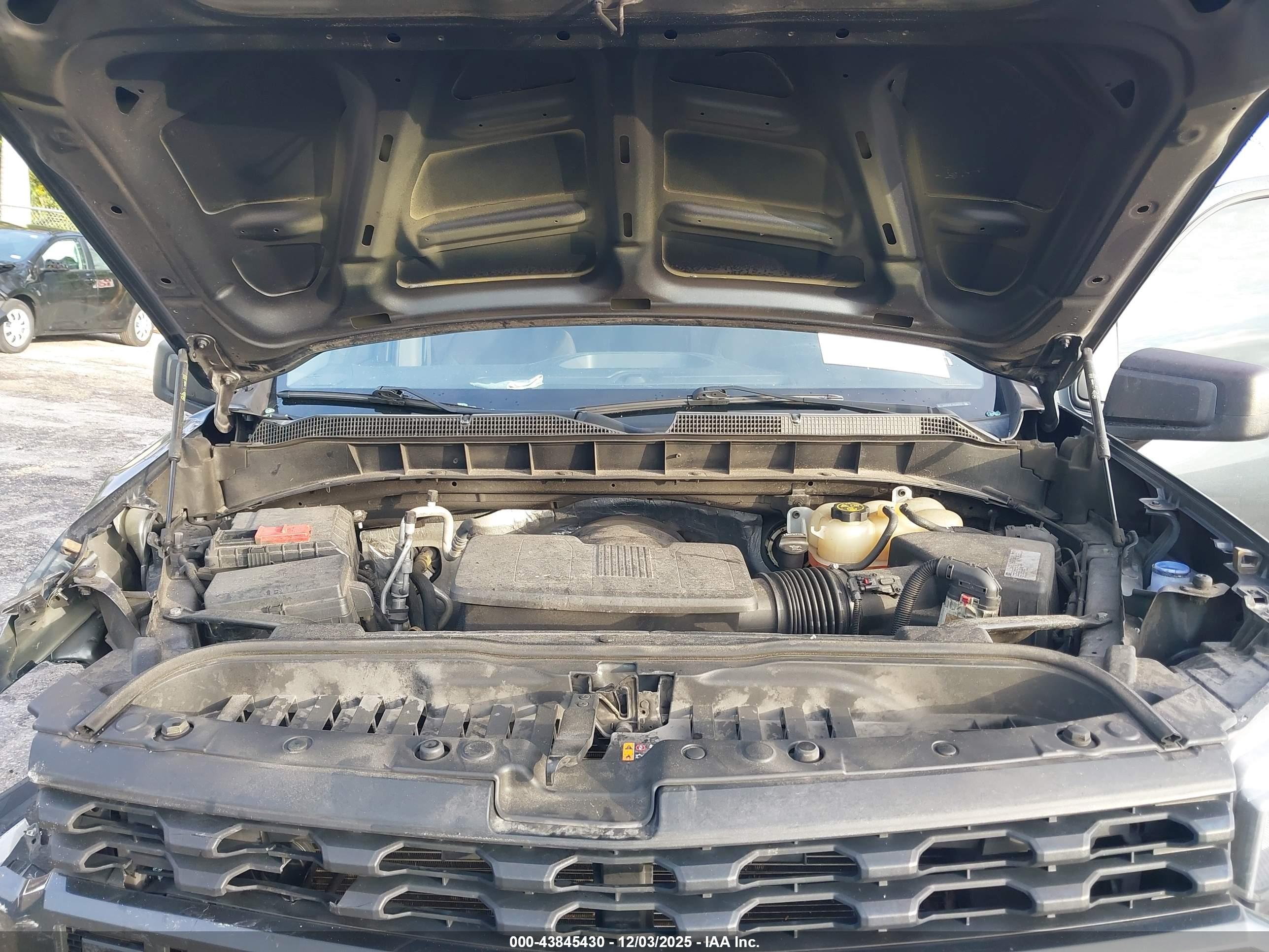 CHEVROLET SILVERADO image 10