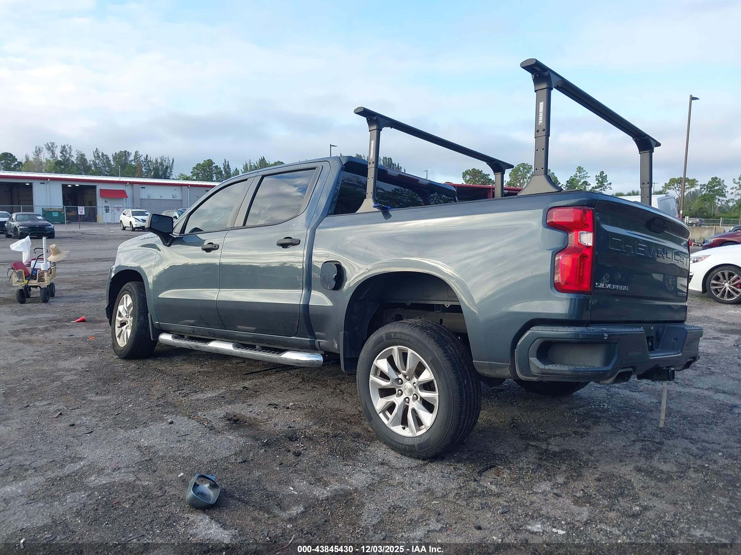 CHEVROLET SILVERADO image 3
