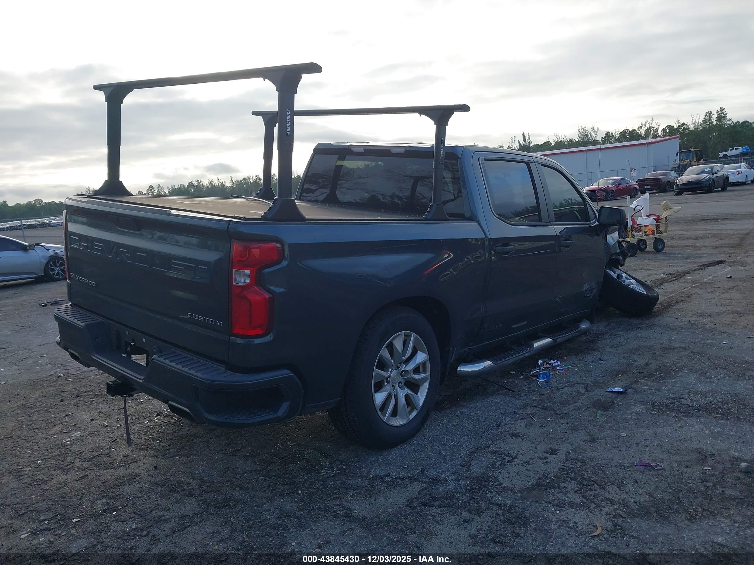 CHEVROLET SILVERADO image 4