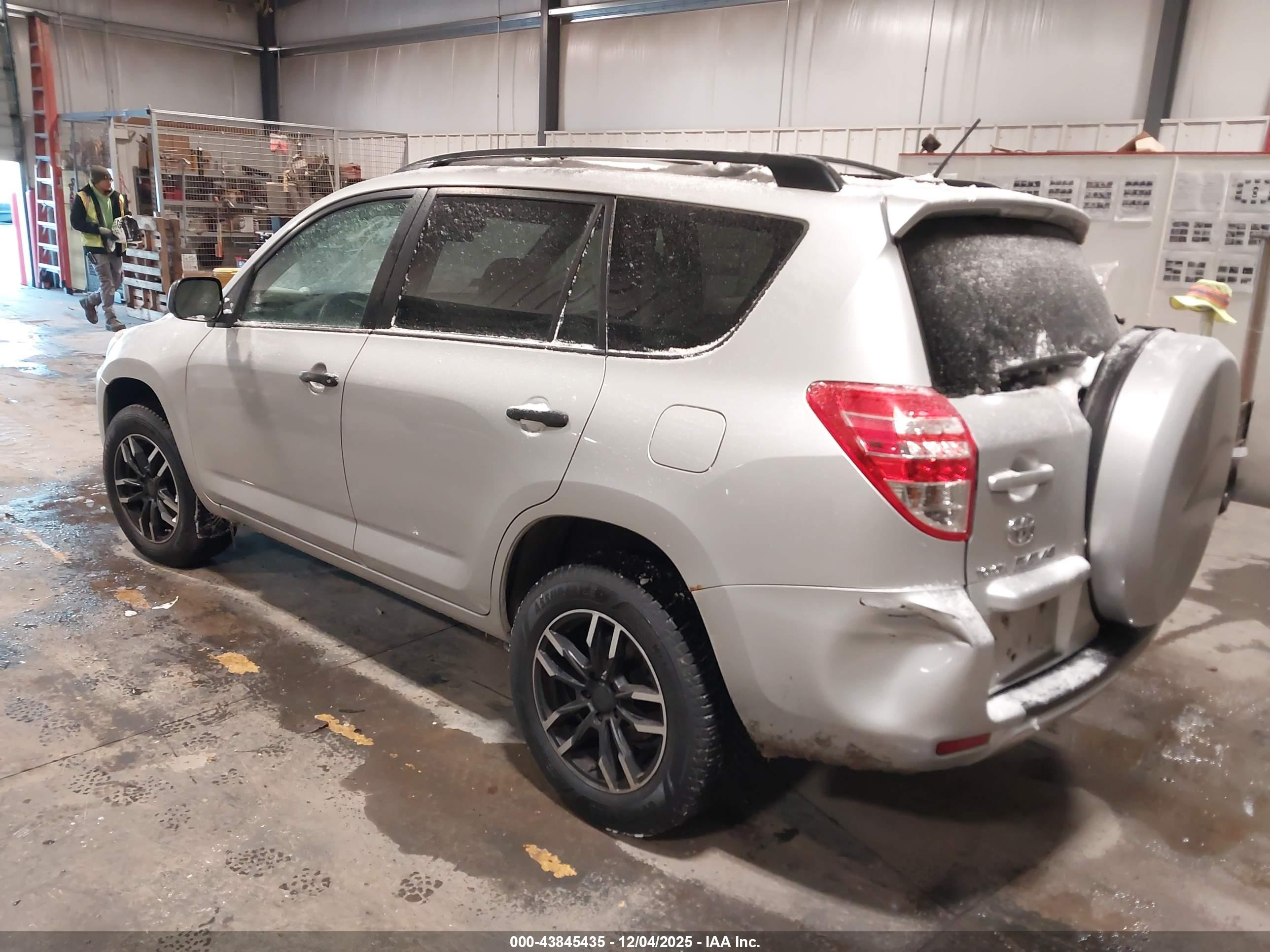 TOYOTA RAV4 image 3