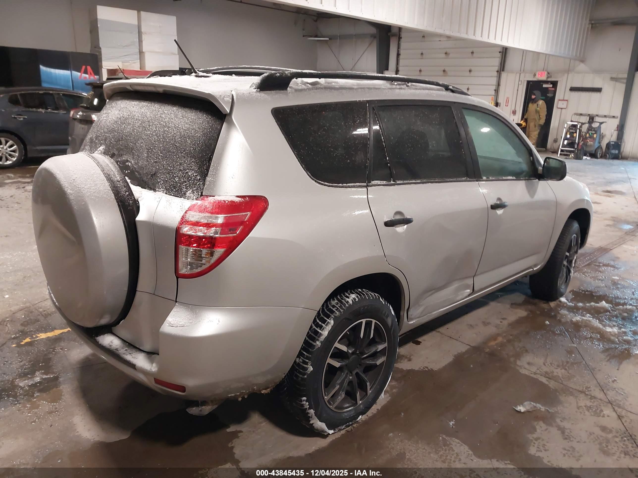 TOYOTA RAV4 image 4