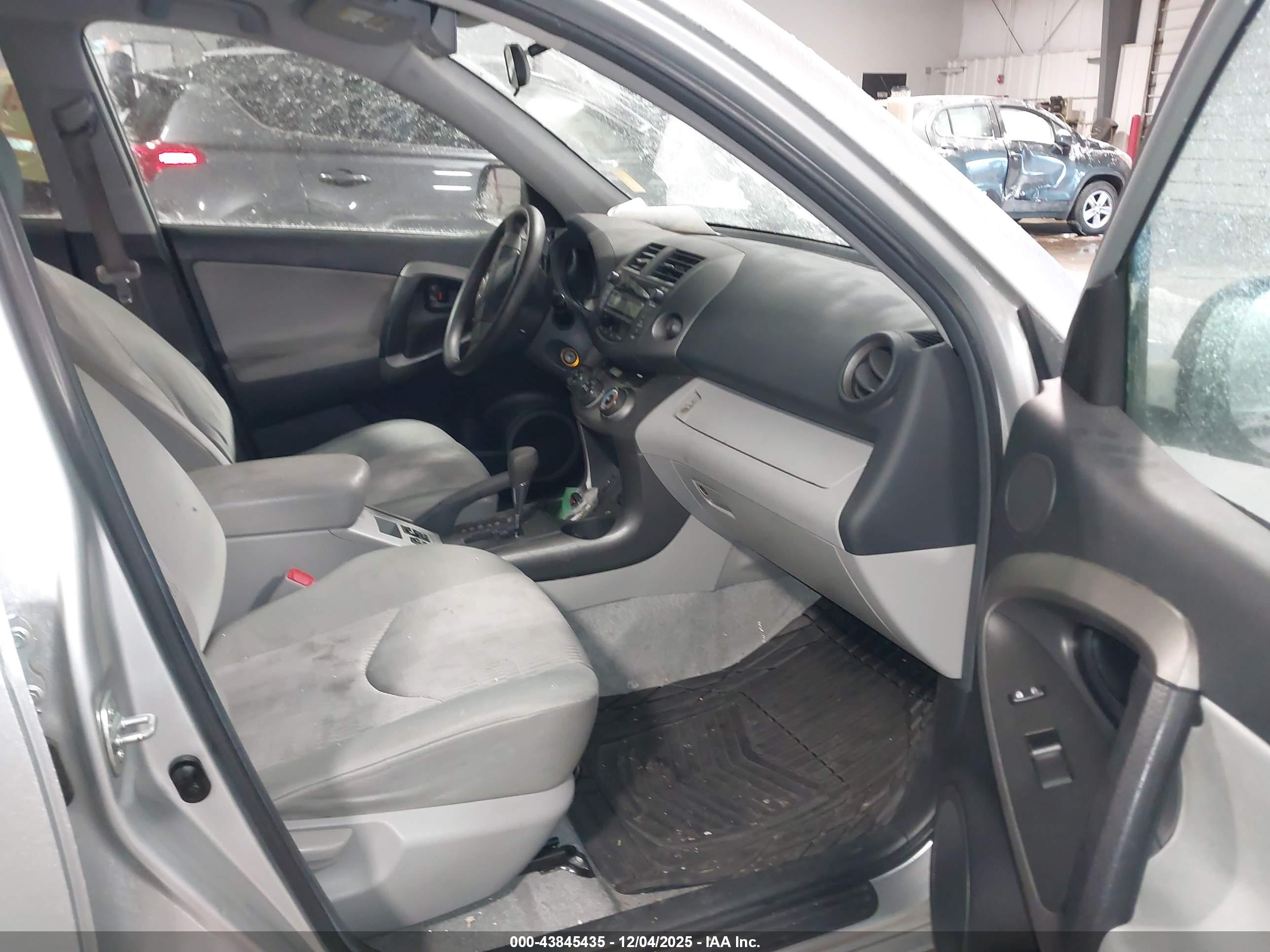TOYOTA RAV4 image 5