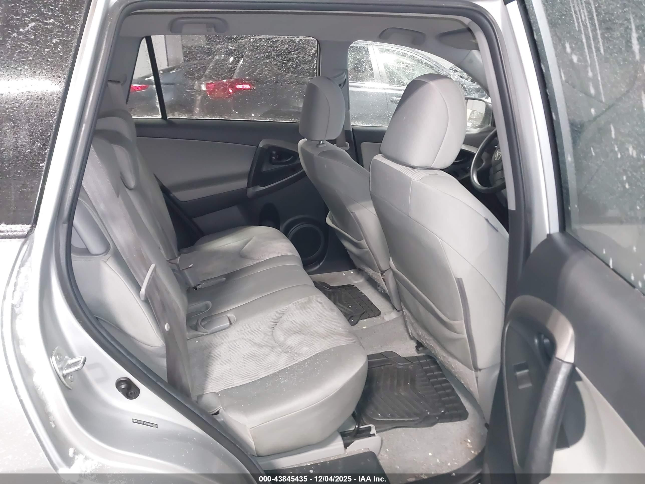 TOYOTA RAV4 image 8