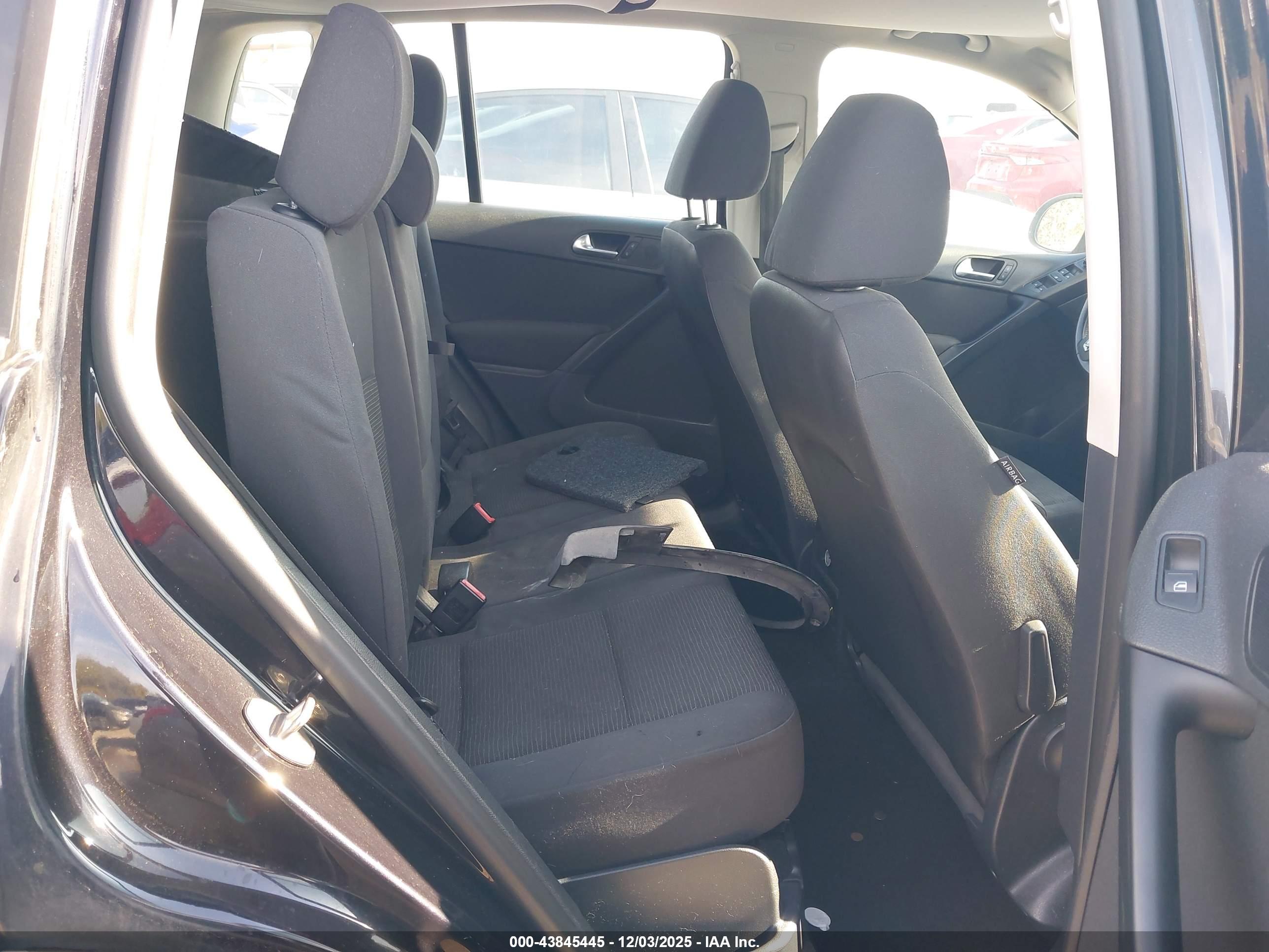 VOLKSWAGEN TIGUAN image 8