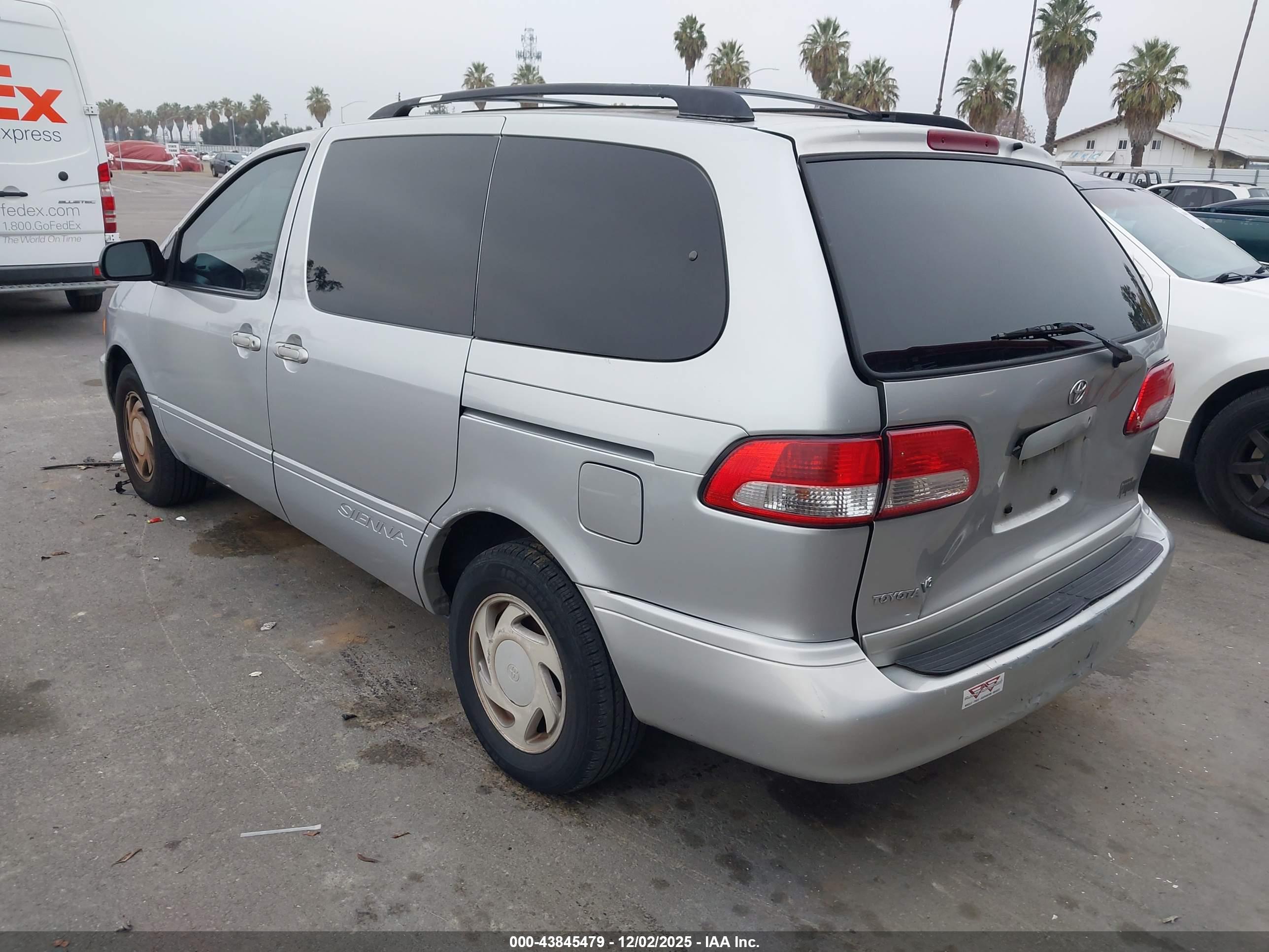 TOYOTA SIENNA image 3
