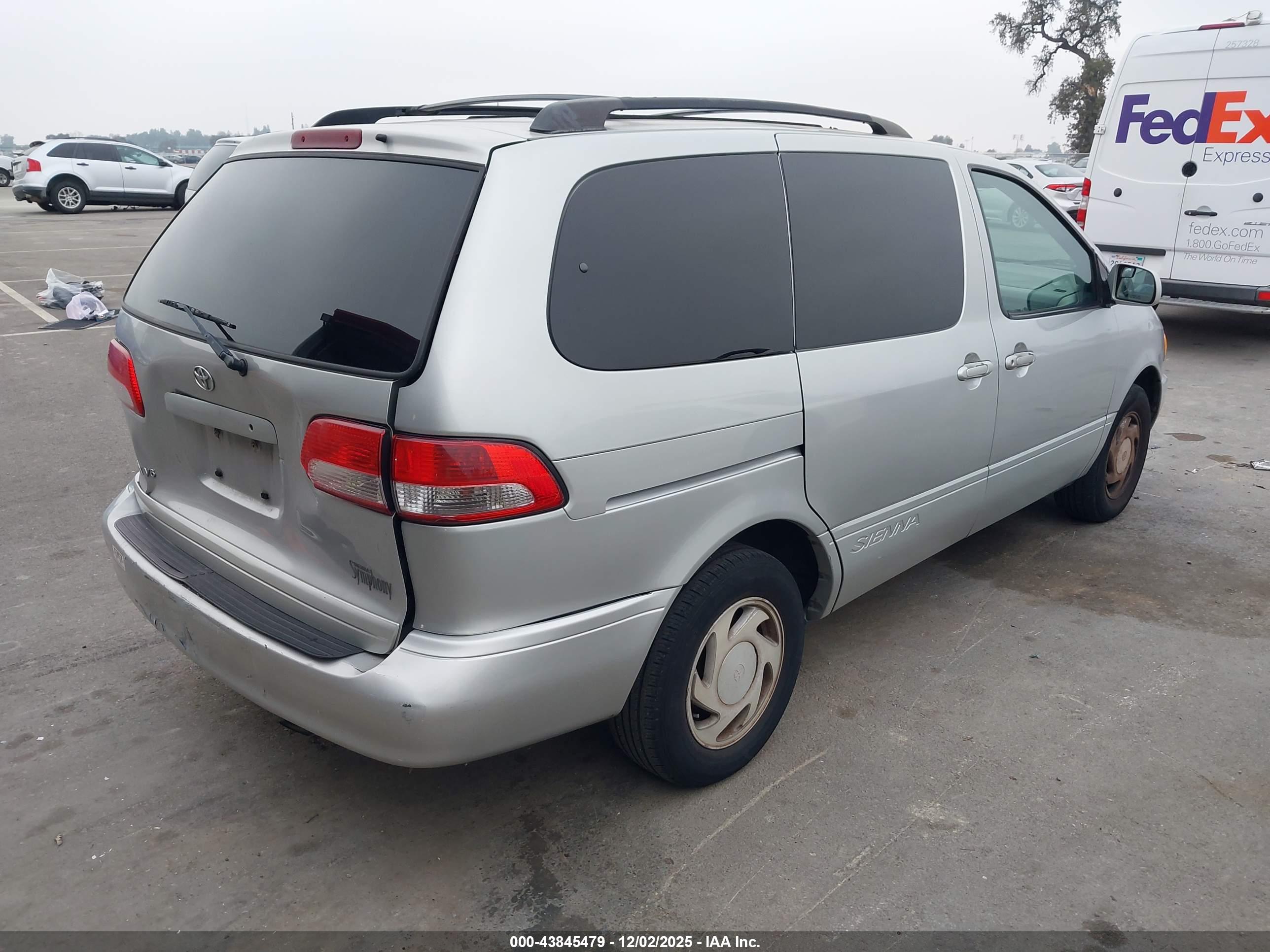 TOYOTA SIENNA image 4