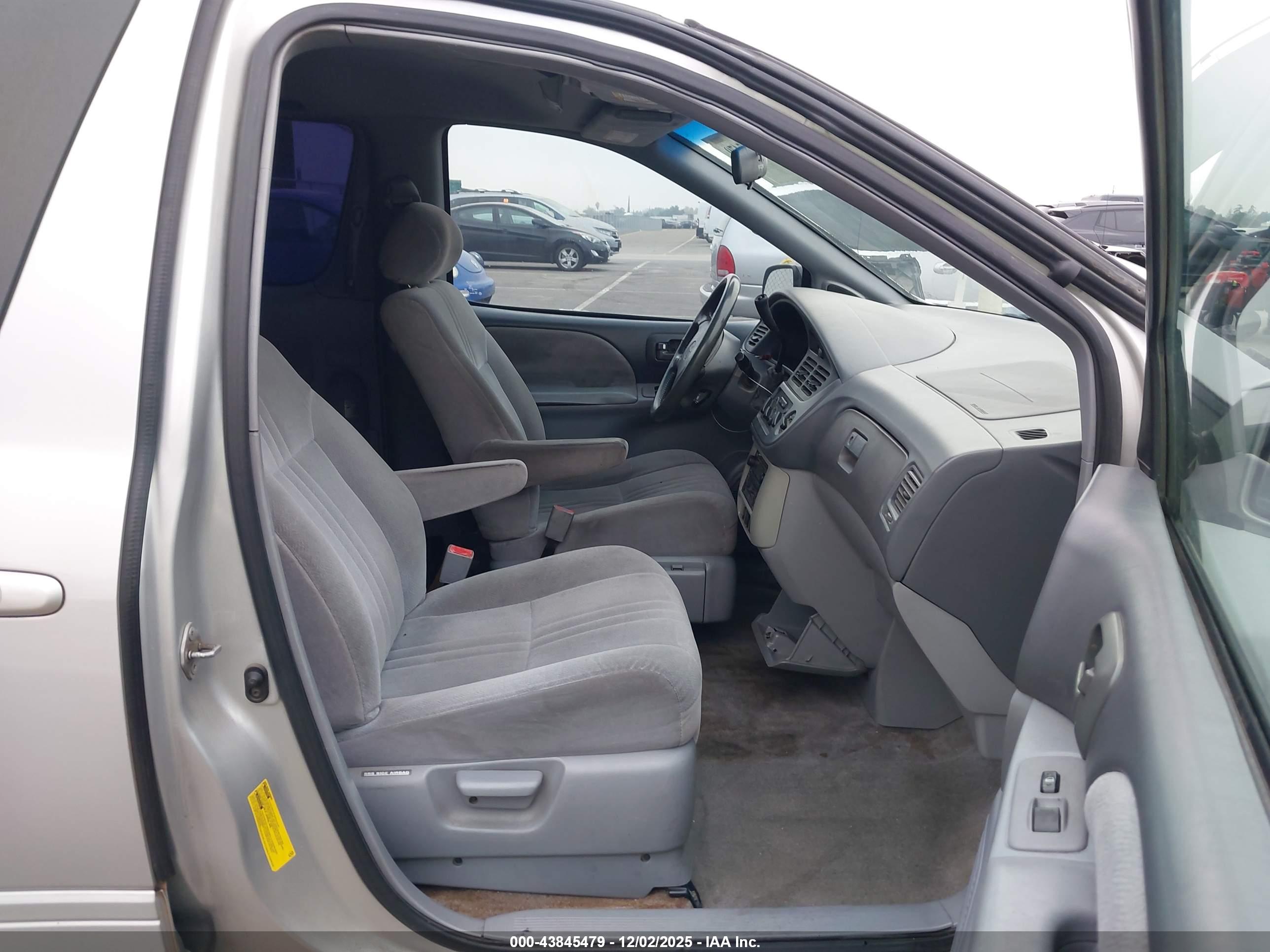 TOYOTA SIENNA image 5