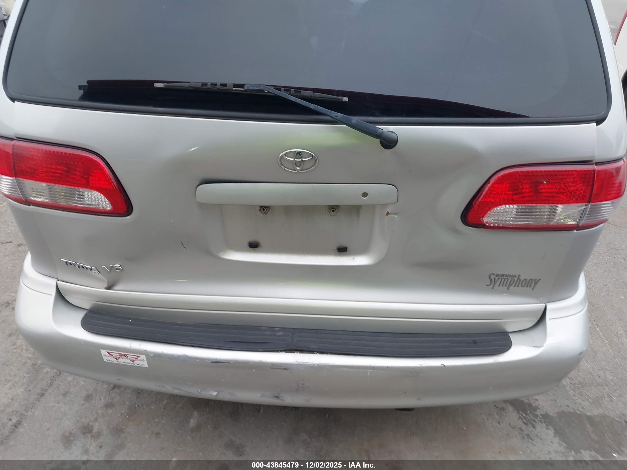 TOYOTA SIENNA image 6