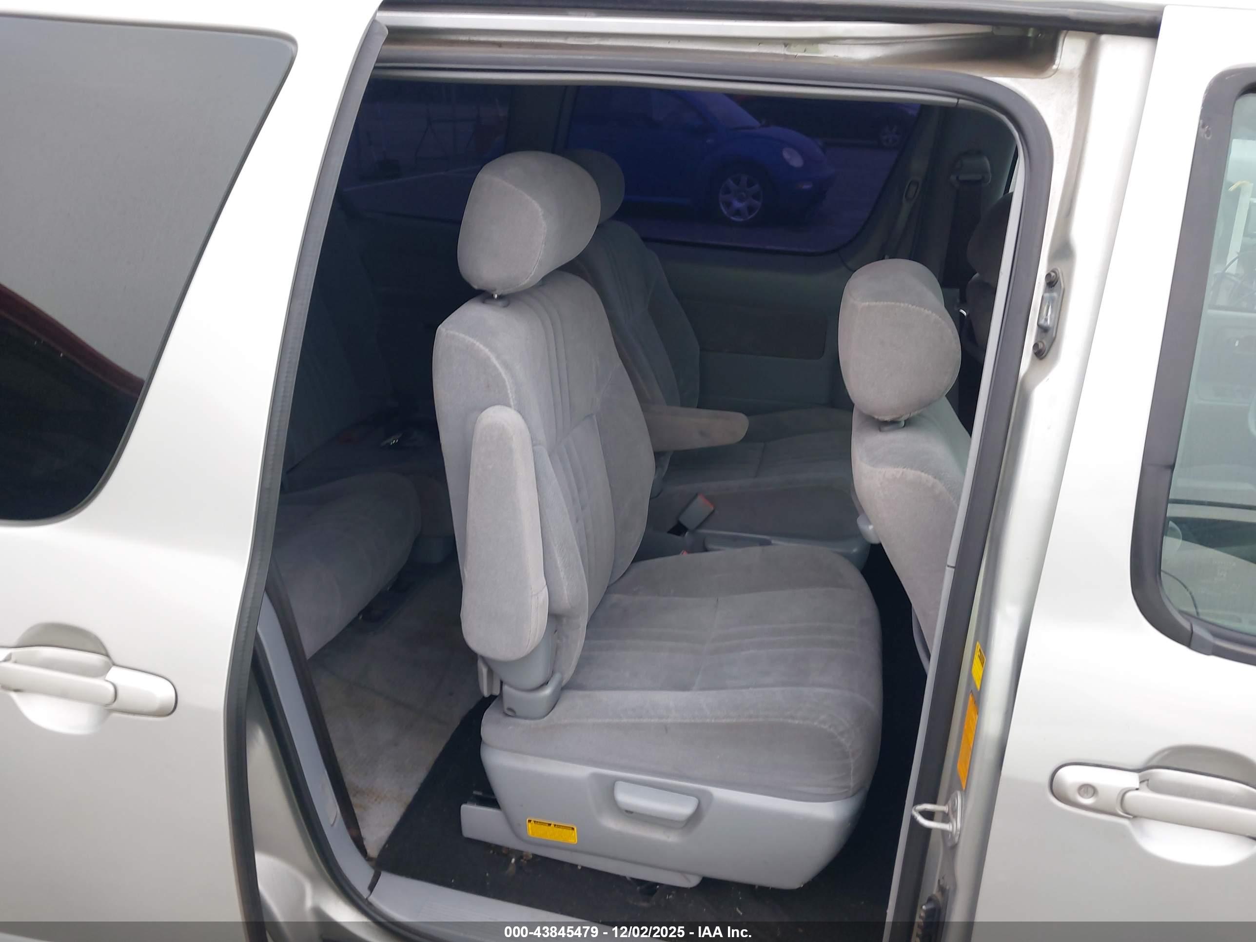 TOYOTA SIENNA image 8