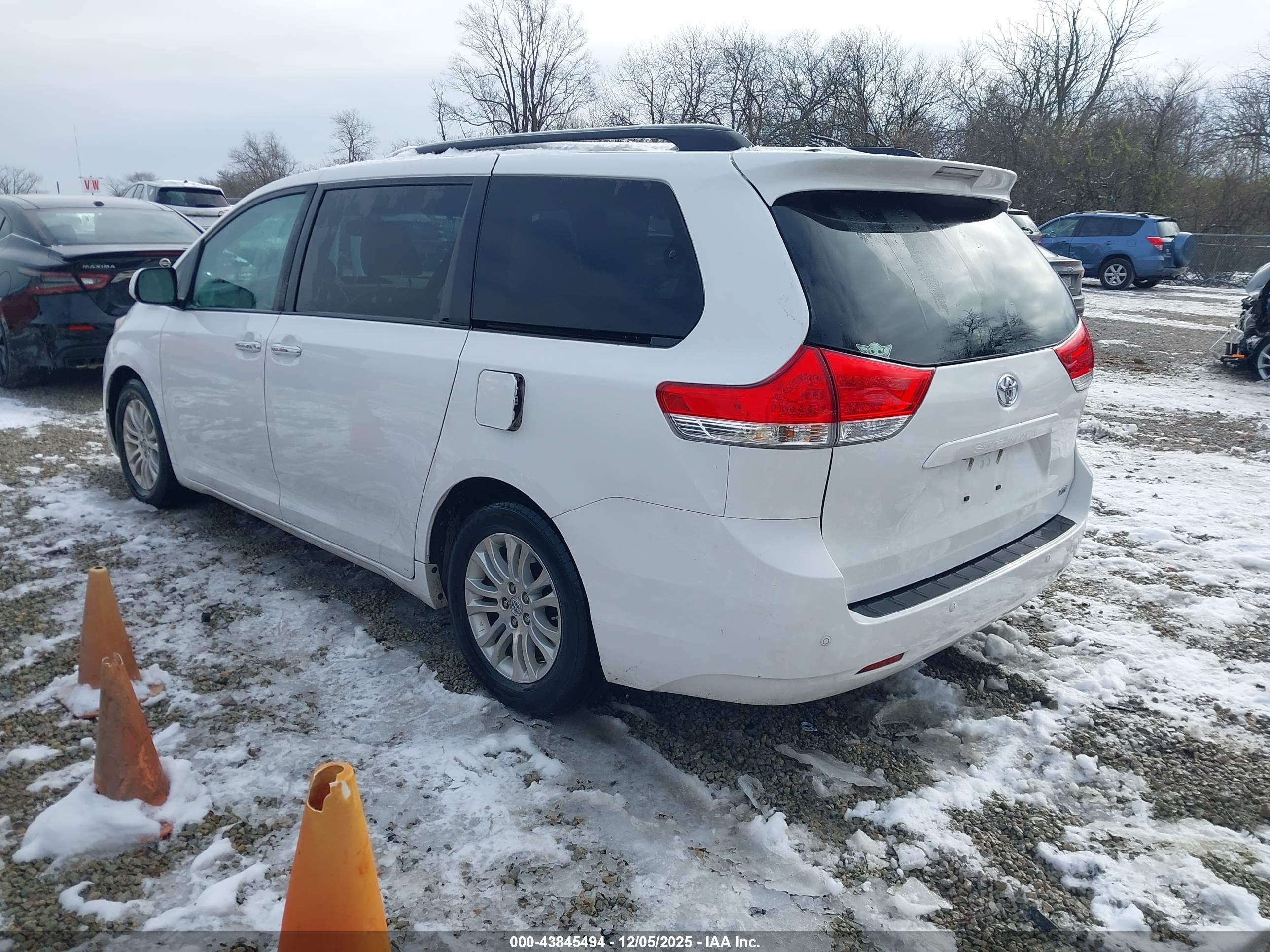 TOYOTA SIENNA image 3