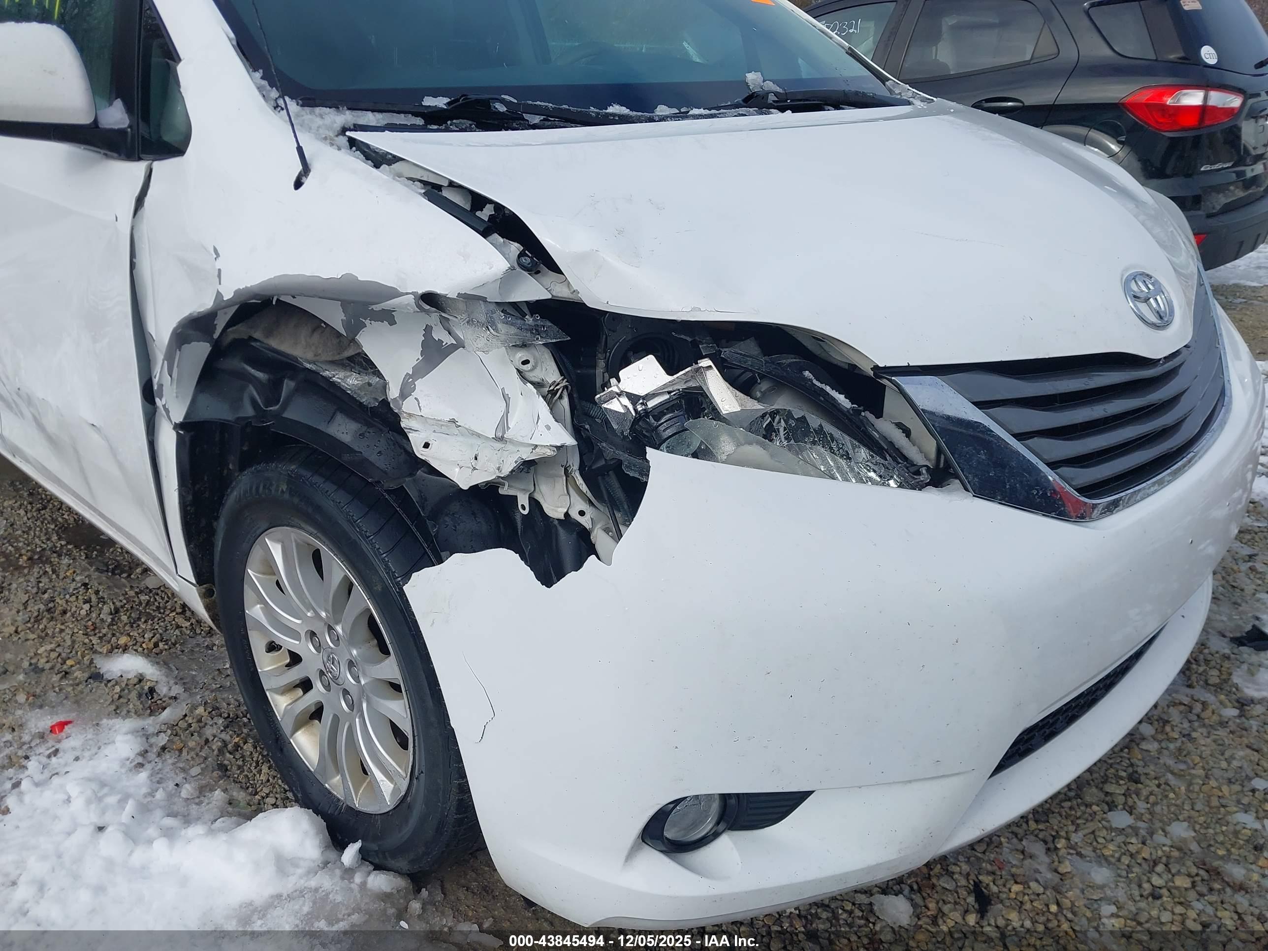 TOYOTA SIENNA image 6