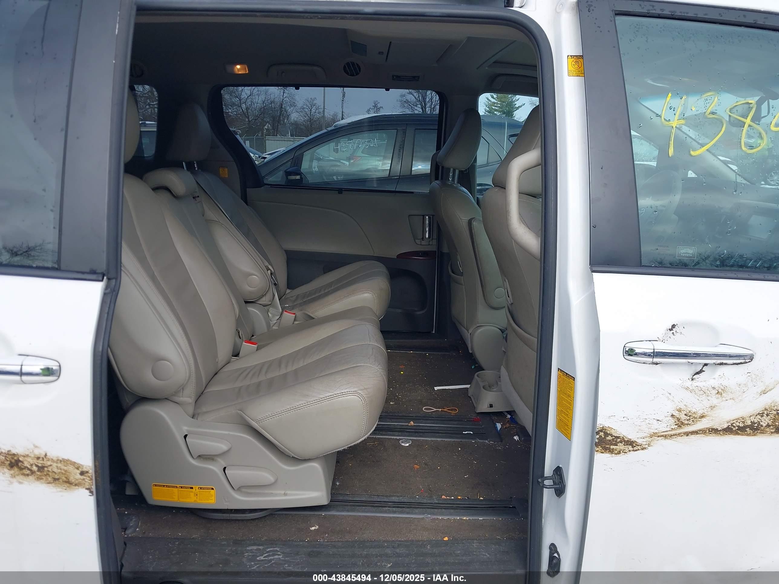 TOYOTA SIENNA image 8