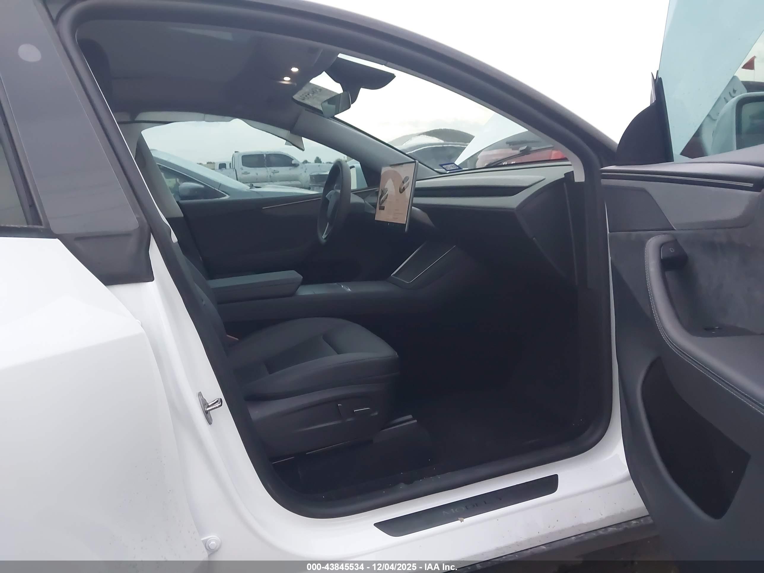TESLA MODEL image 5