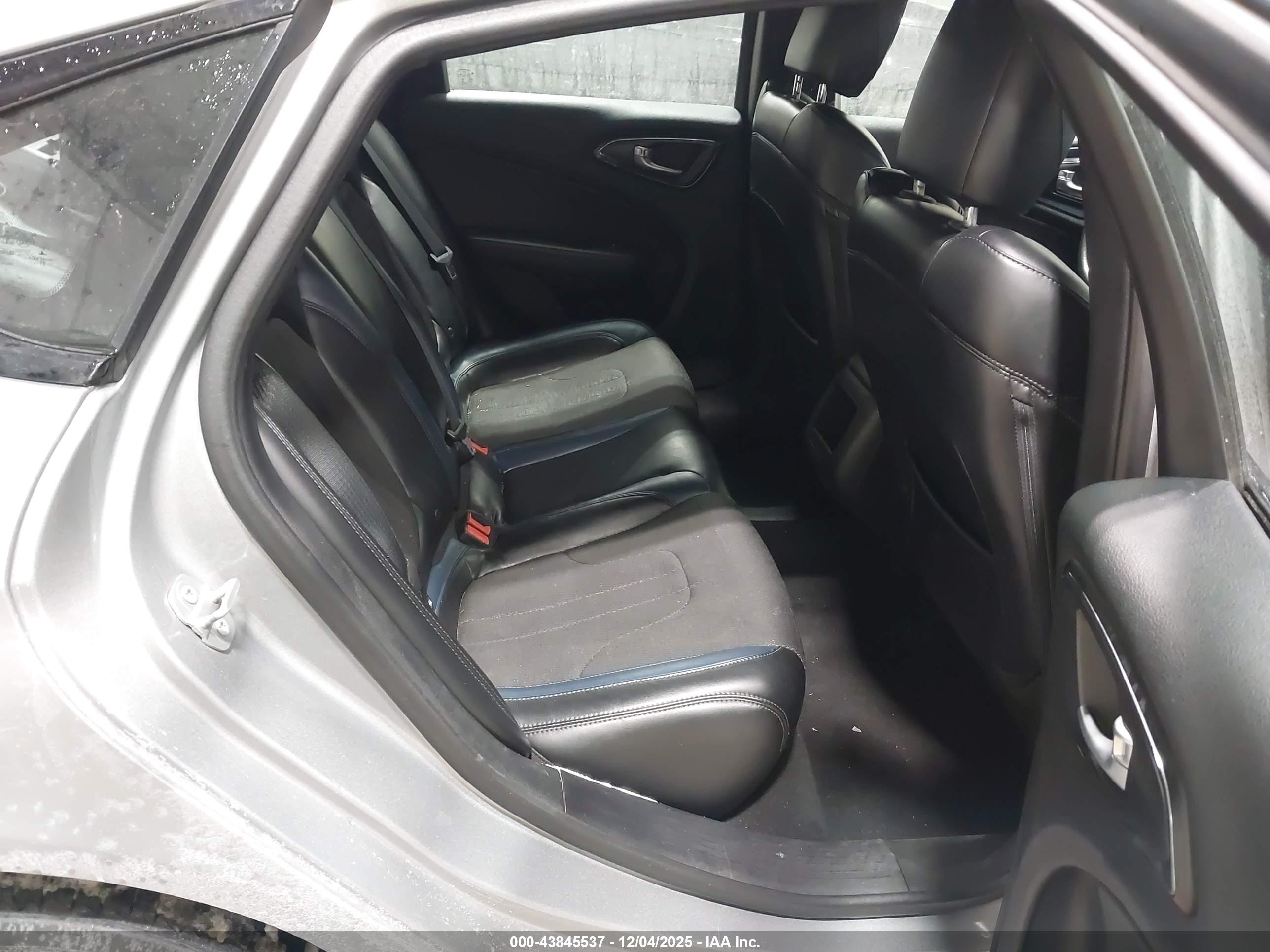 CHRYSLER 200 image 8