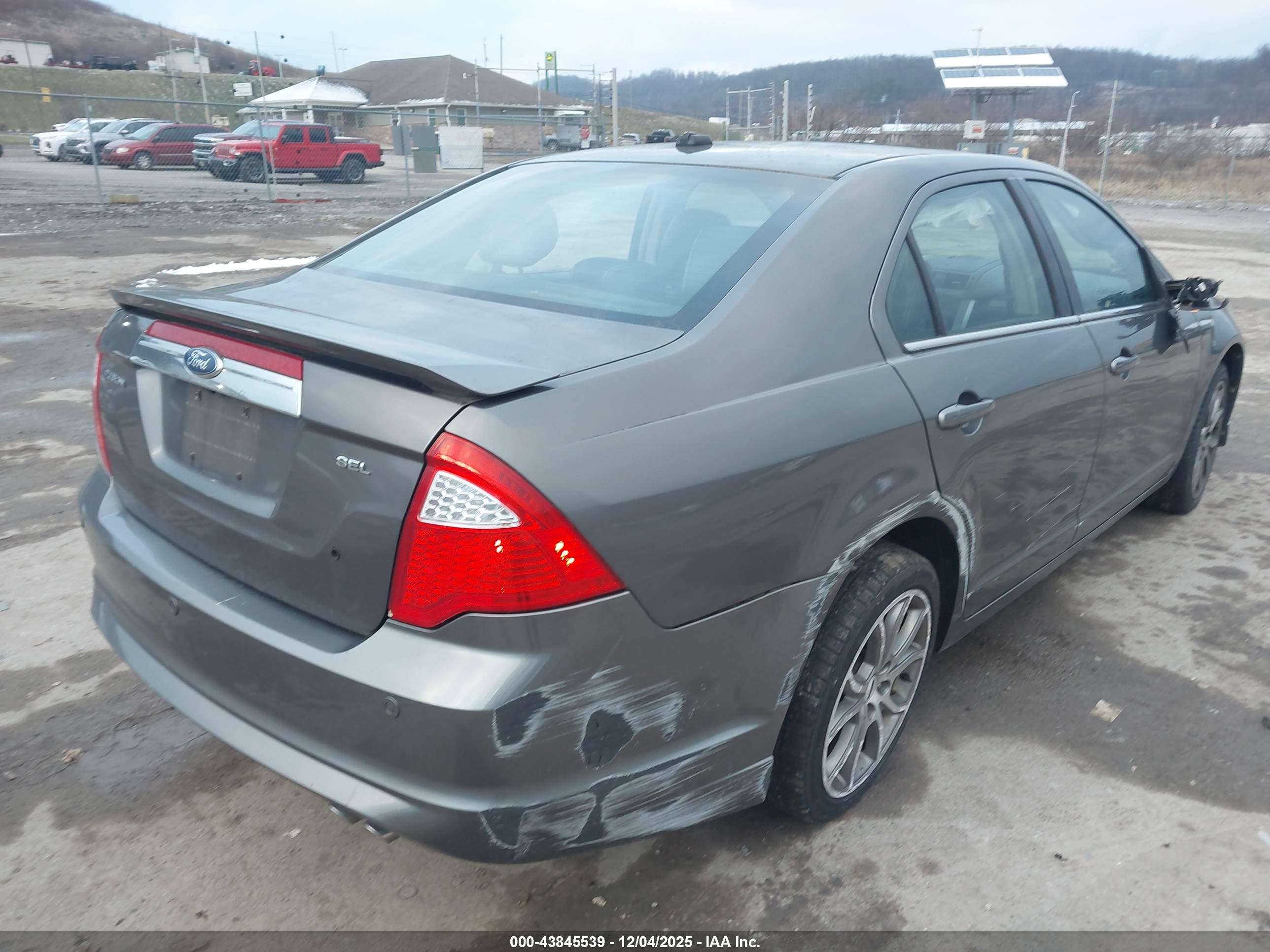 FORD FUSION image 4