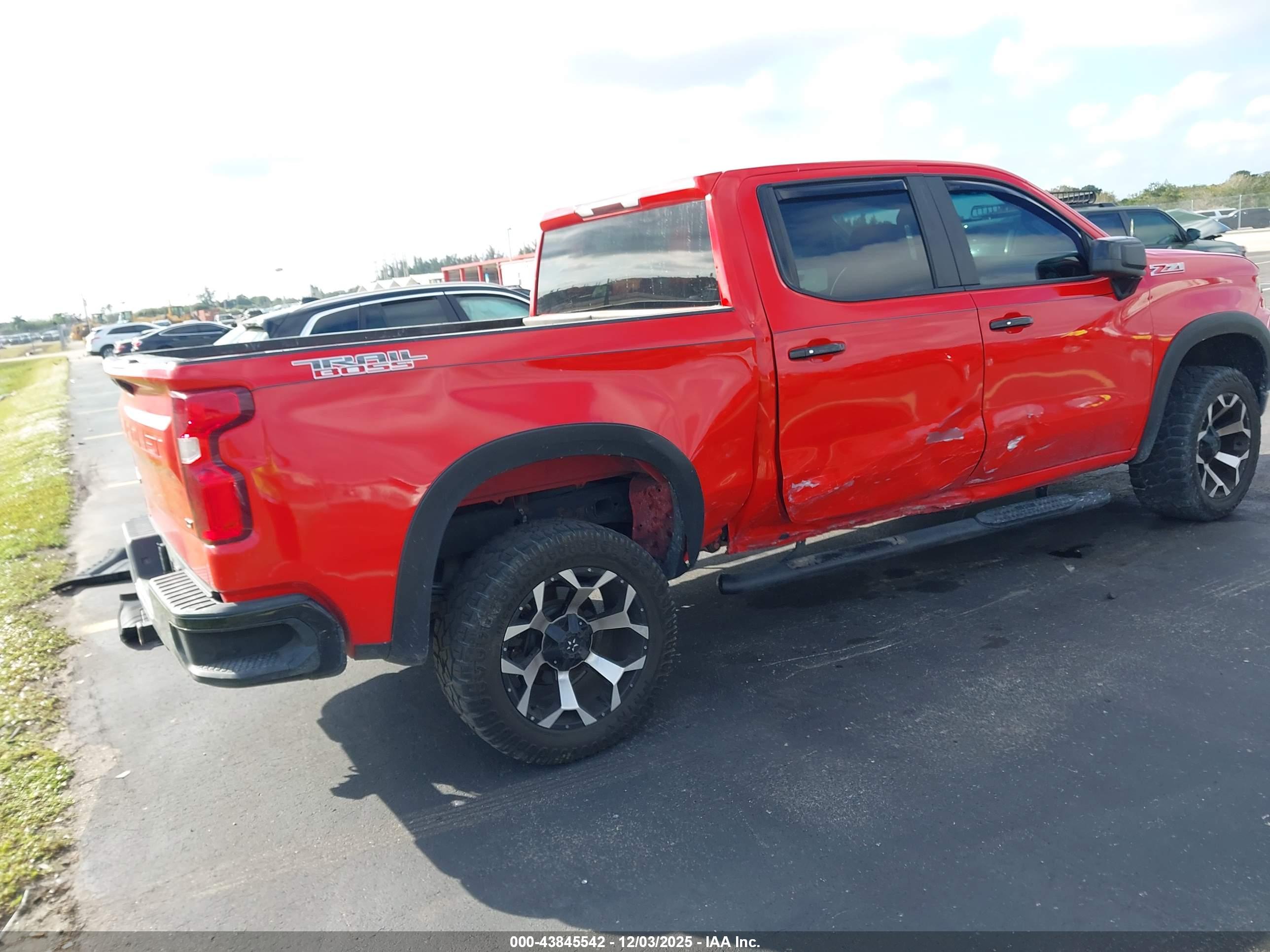 CHEVROLET SILVERADO image 4