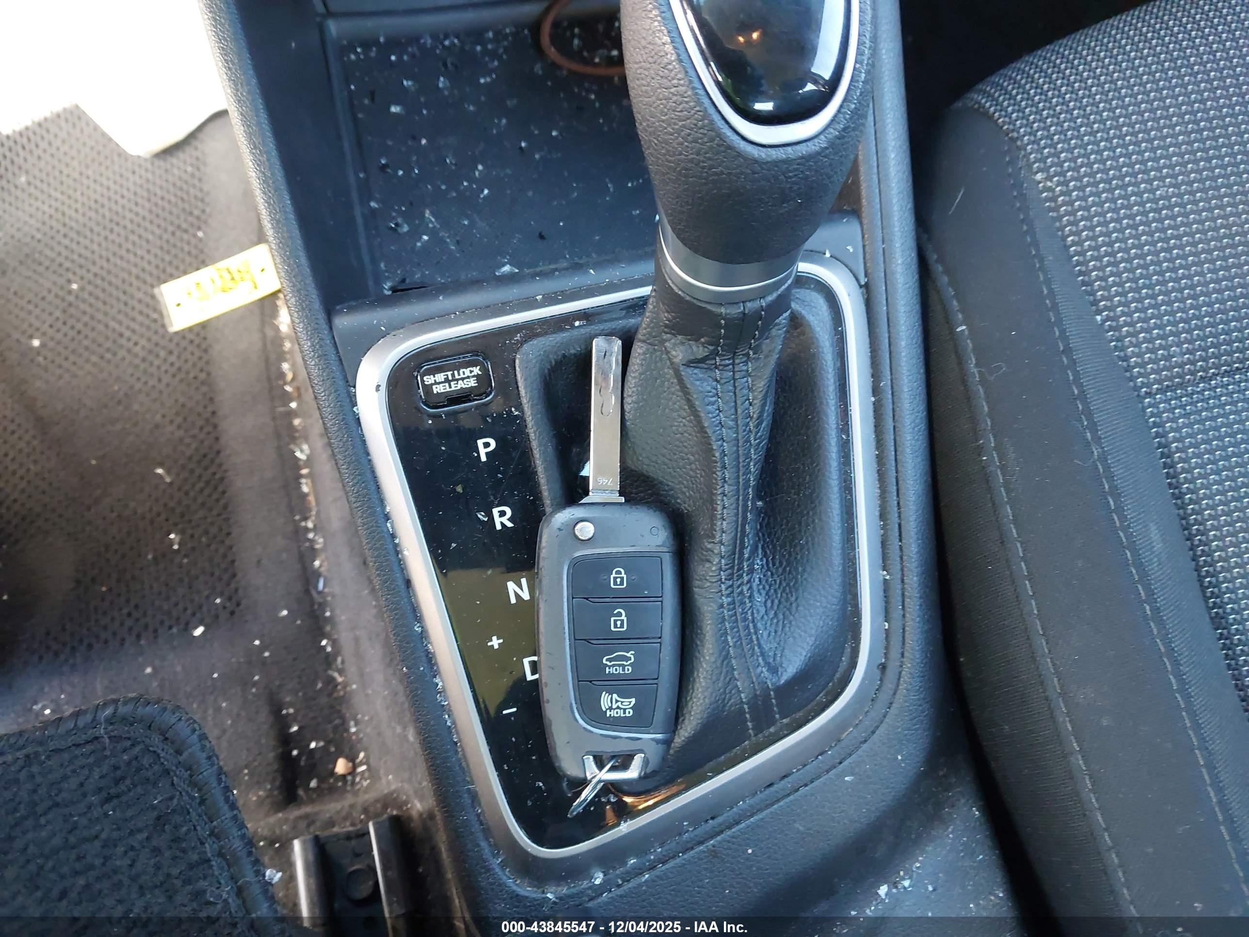 HYUNDAI ACCENT image 11