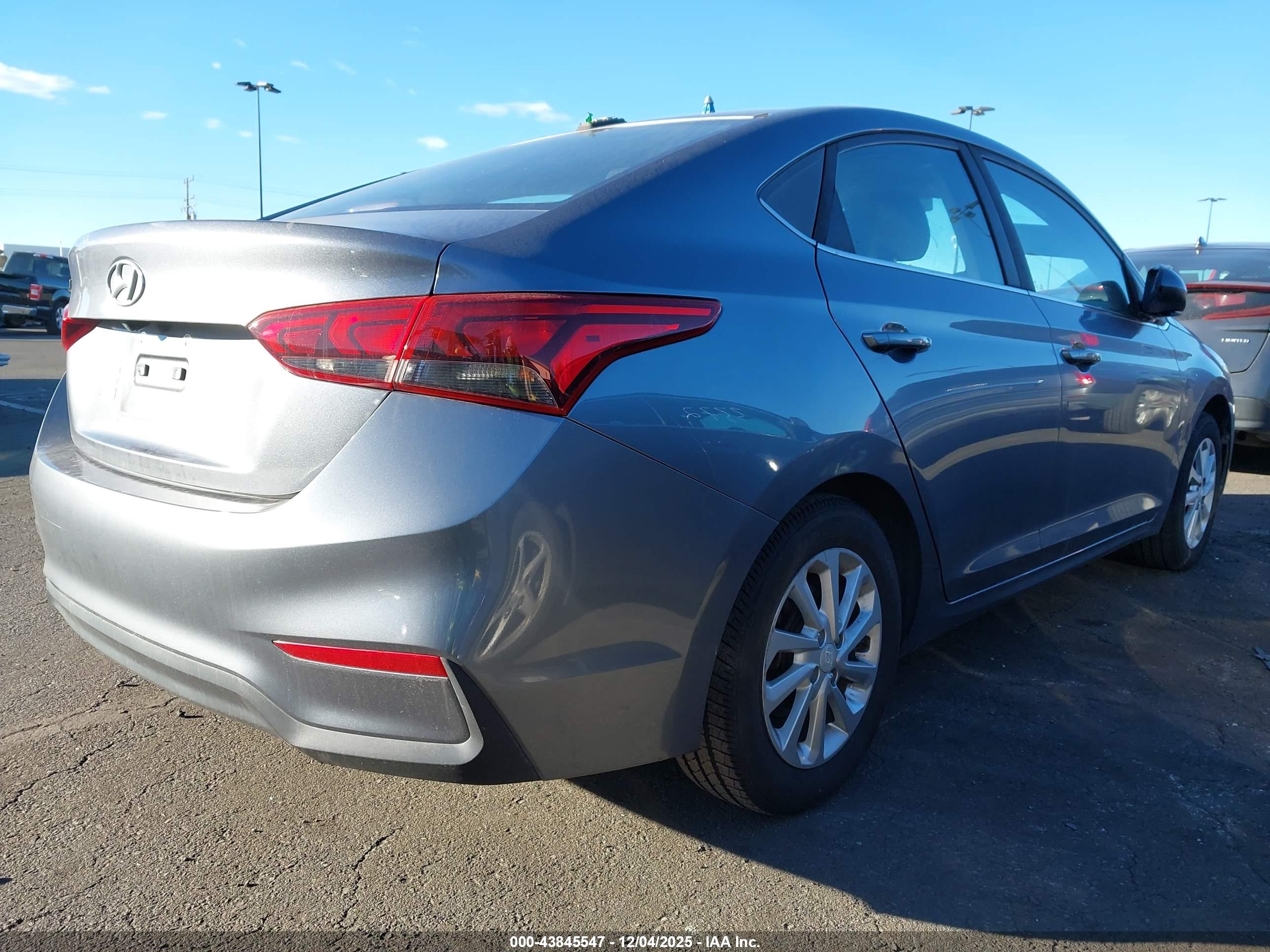 HYUNDAI ACCENT image 4