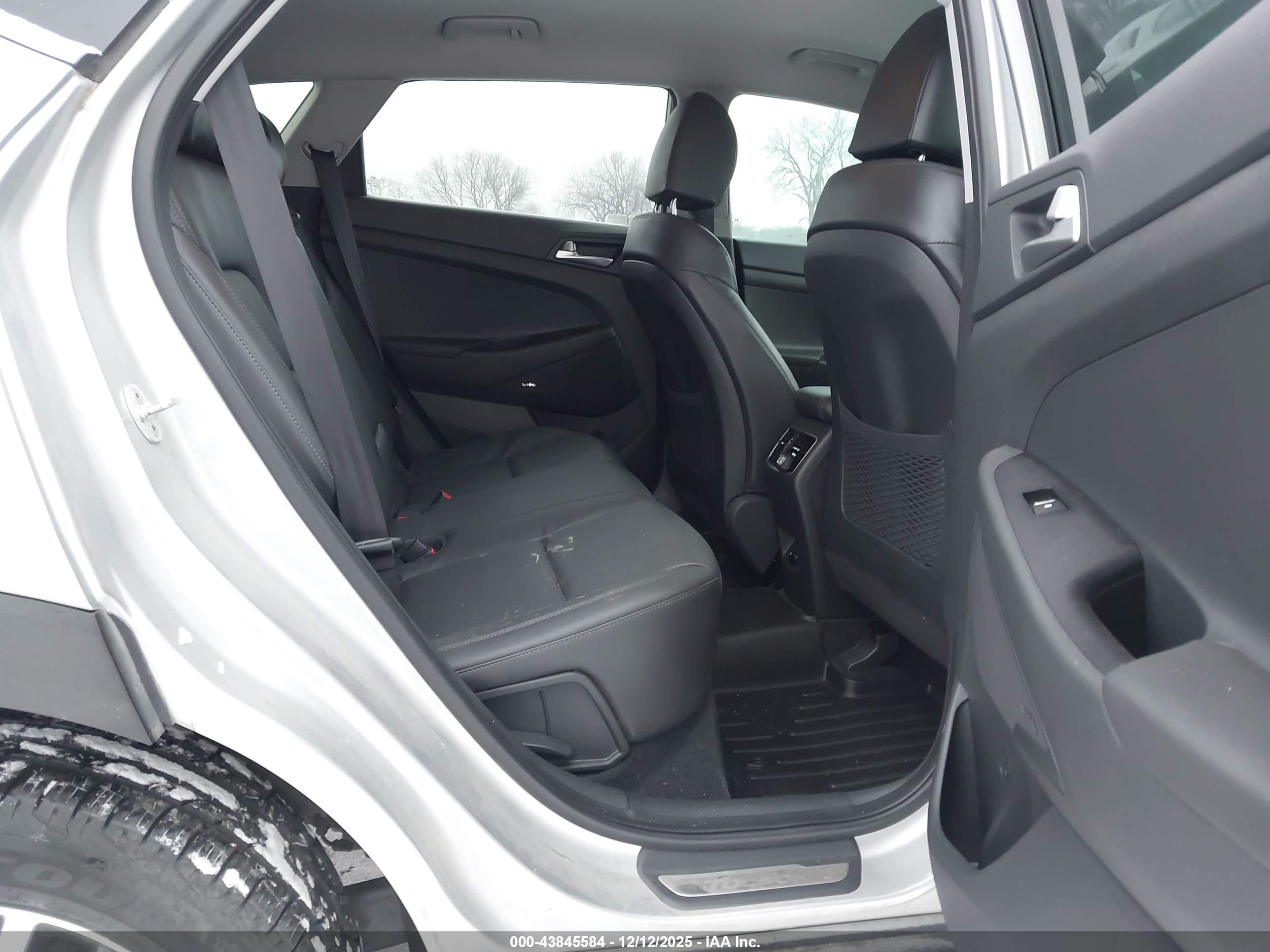 HYUNDAI TUCSON image 8